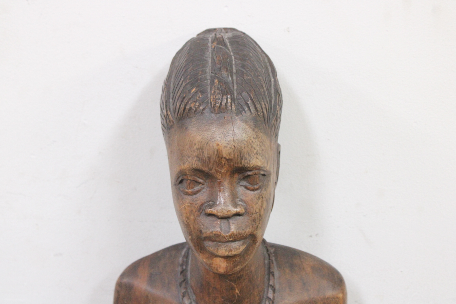 Groot Houten Afrikaanse vrouwenbeeld - 126 cm – foto 3 – kavel bij GSD Auctions, Zoeterwoude