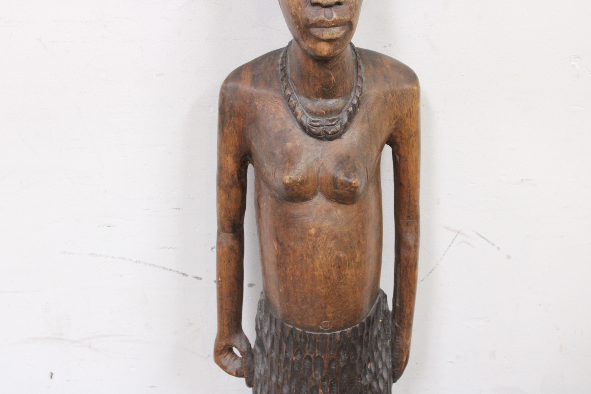 Groot Houten Afrikaanse vrouwenbeeld - 126 cm – foto 4 – kavel bij GSD Auctions, Zoeterwoude