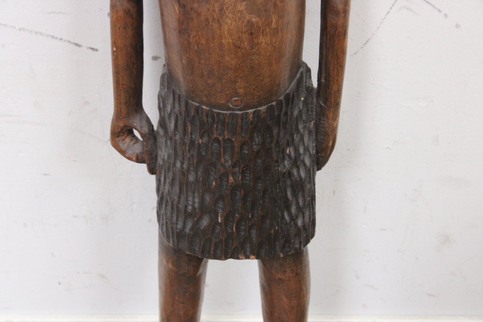Groot Houten Afrikaanse vrouwenbeeld - 126 cm – foto 5 – kavel bij GSD Auctions, Zoeterwoude