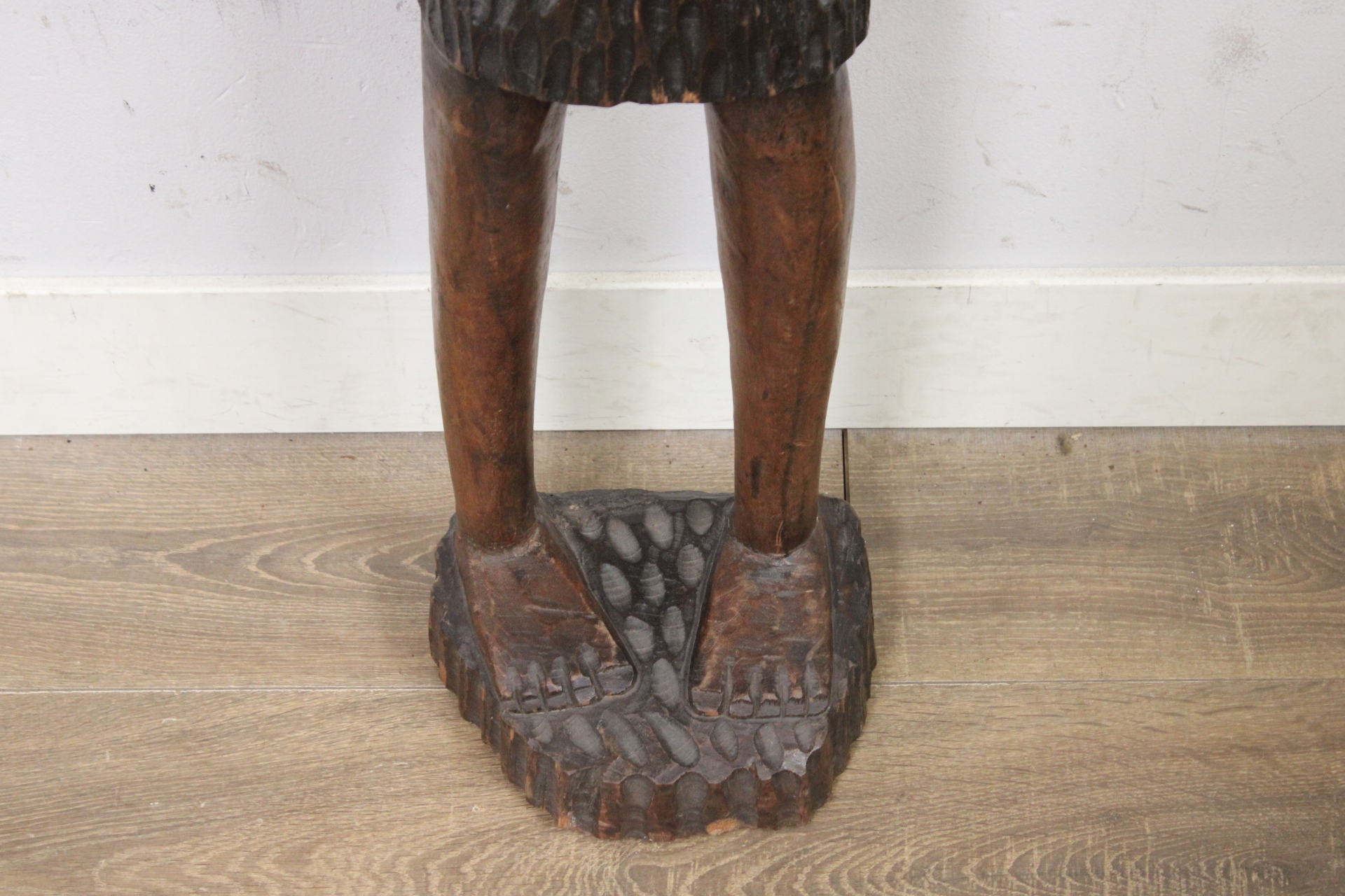 Groot Houten Afrikaanse vrouwenbeeld - 126 cm – foto 6 – kavel bij GSD Auctions, Zoeterwoude