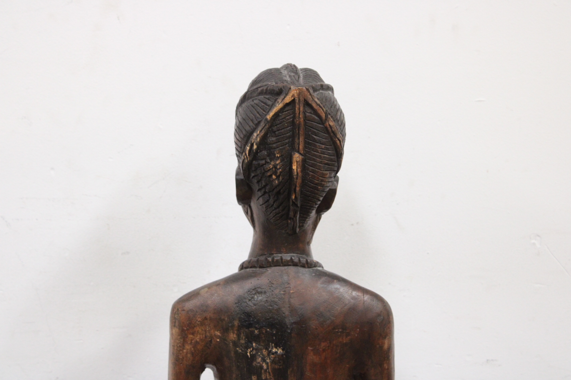 Groot Houten Afrikaanse vrouwenbeeld - 126 cm – foto 7 – kavel bij GSD Auctions, Zoeterwoude