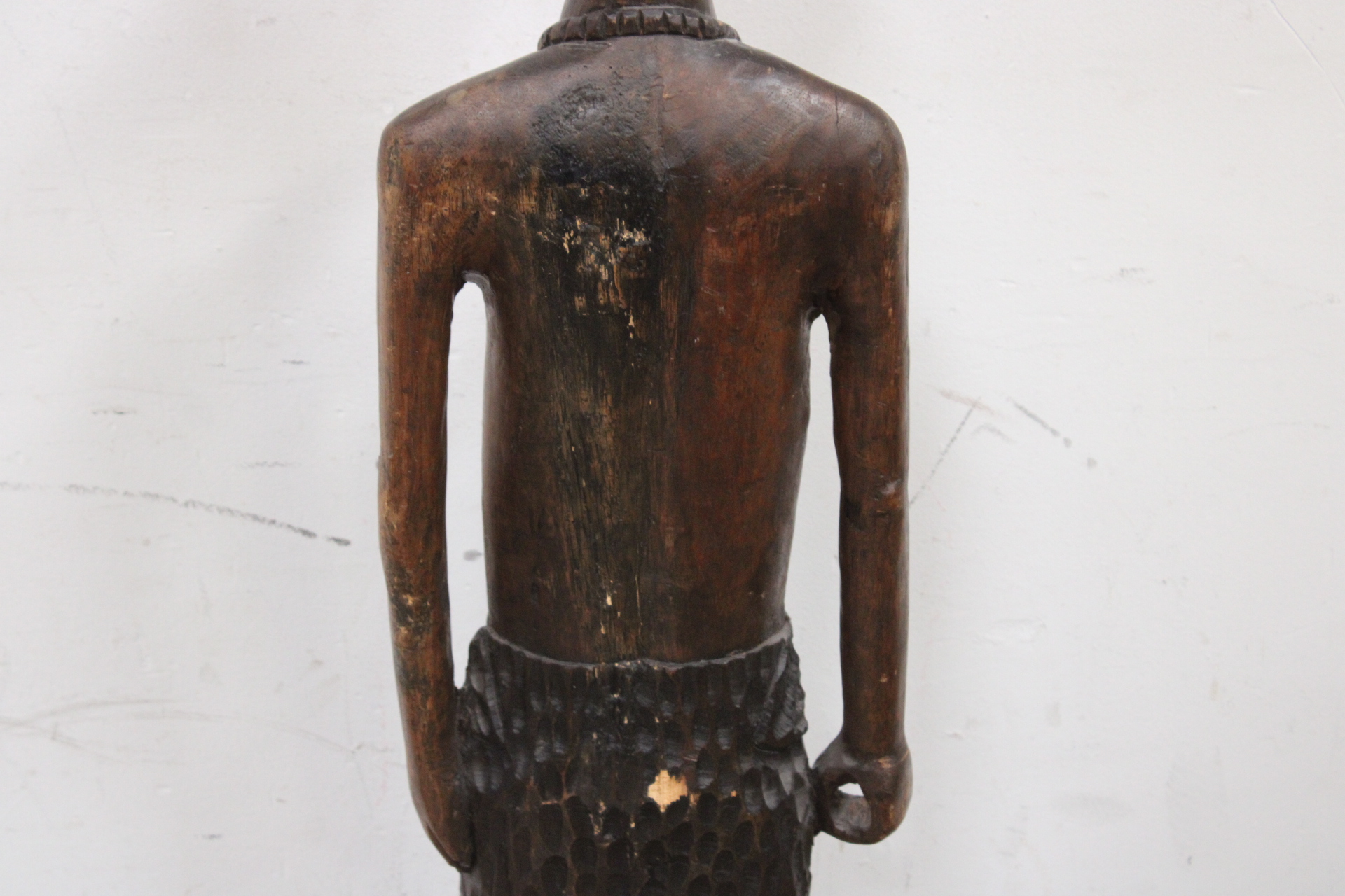 Groot Houten Afrikaanse vrouwenbeeld - 126 cm – foto 8 – kavel bij GSD Auctions, Zoeterwoude