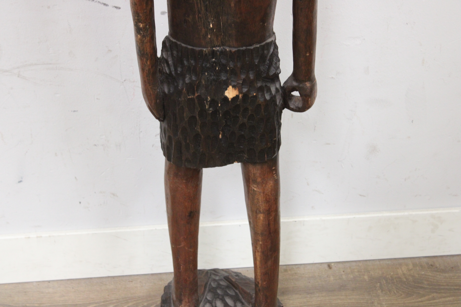Groot Houten Afrikaanse vrouwenbeeld - 126 cm – foto 9 – kavel bij GSD Auctions, Zoeterwoude