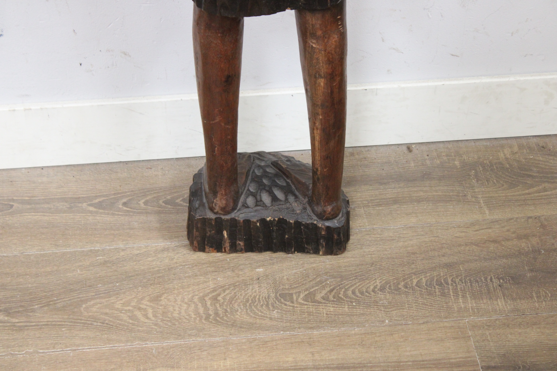 Groot Houten Afrikaanse vrouwenbeeld - 126 cm – foto 10 – kavel bij GSD Auctions, Zoeterwoude