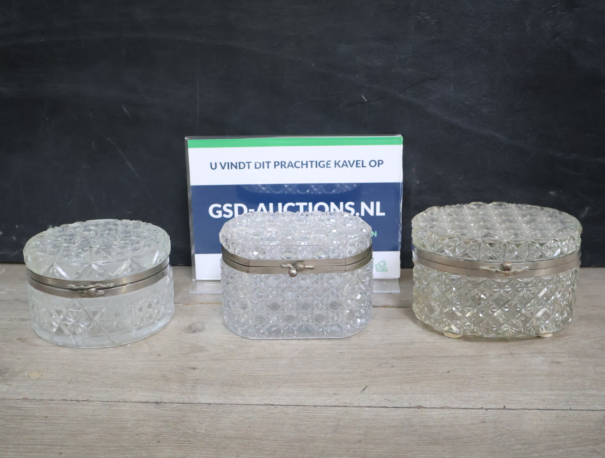 Set van drie Kristallen sierdoosjes met metalen sluiting – kavel bij GSD Auctions, Zoeterwoude