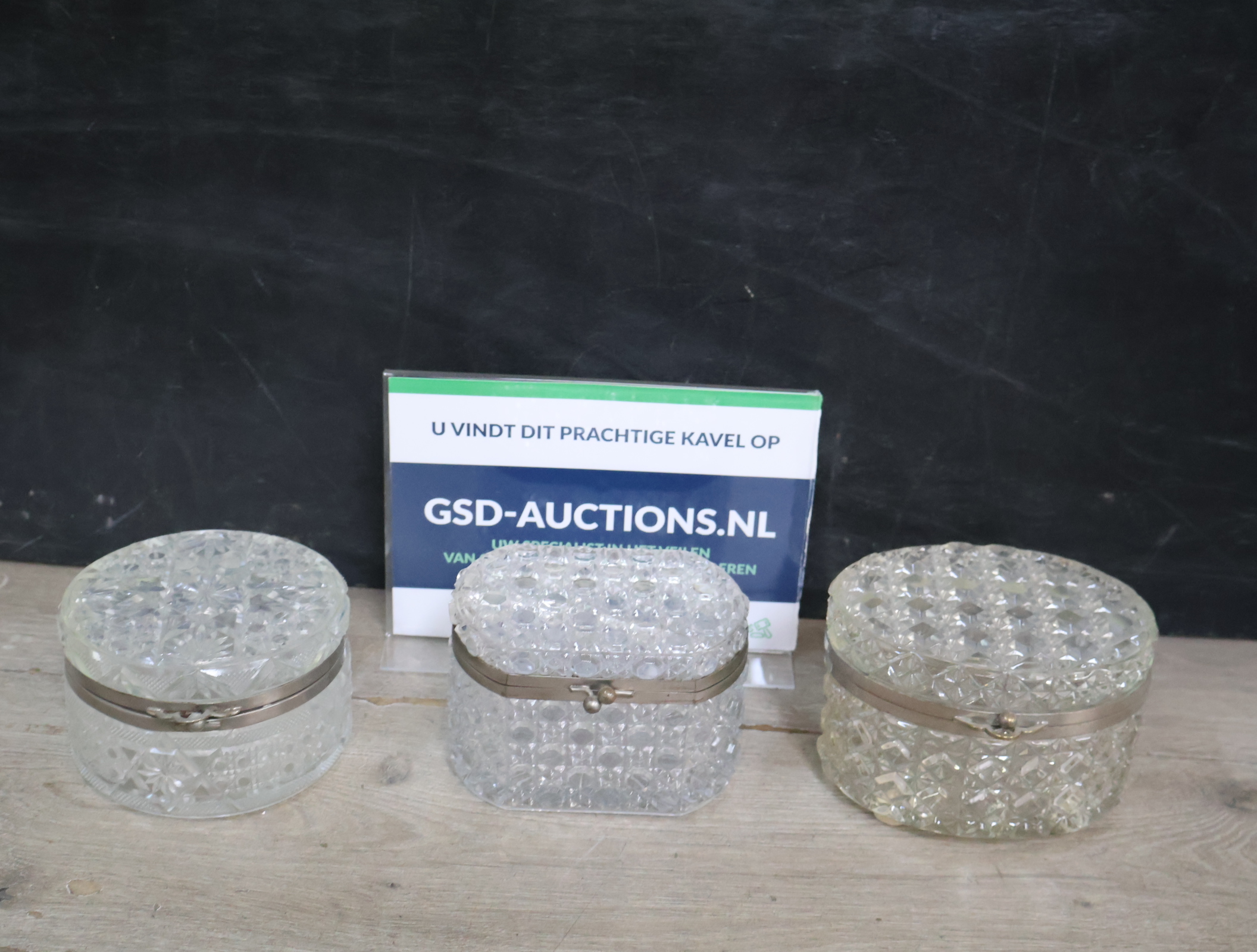 Set van drie Kristallen sierdoosjes met metalen sluiting – foto 2 – kavel bij GSD Auctions, Zoeterwoude