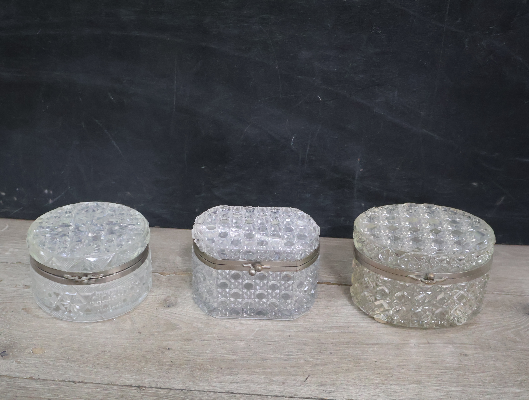 Set van drie Kristallen sierdoosjes met metalen sluiting – foto 4 – kavel bij GSD Auctions, Zoeterwoude
