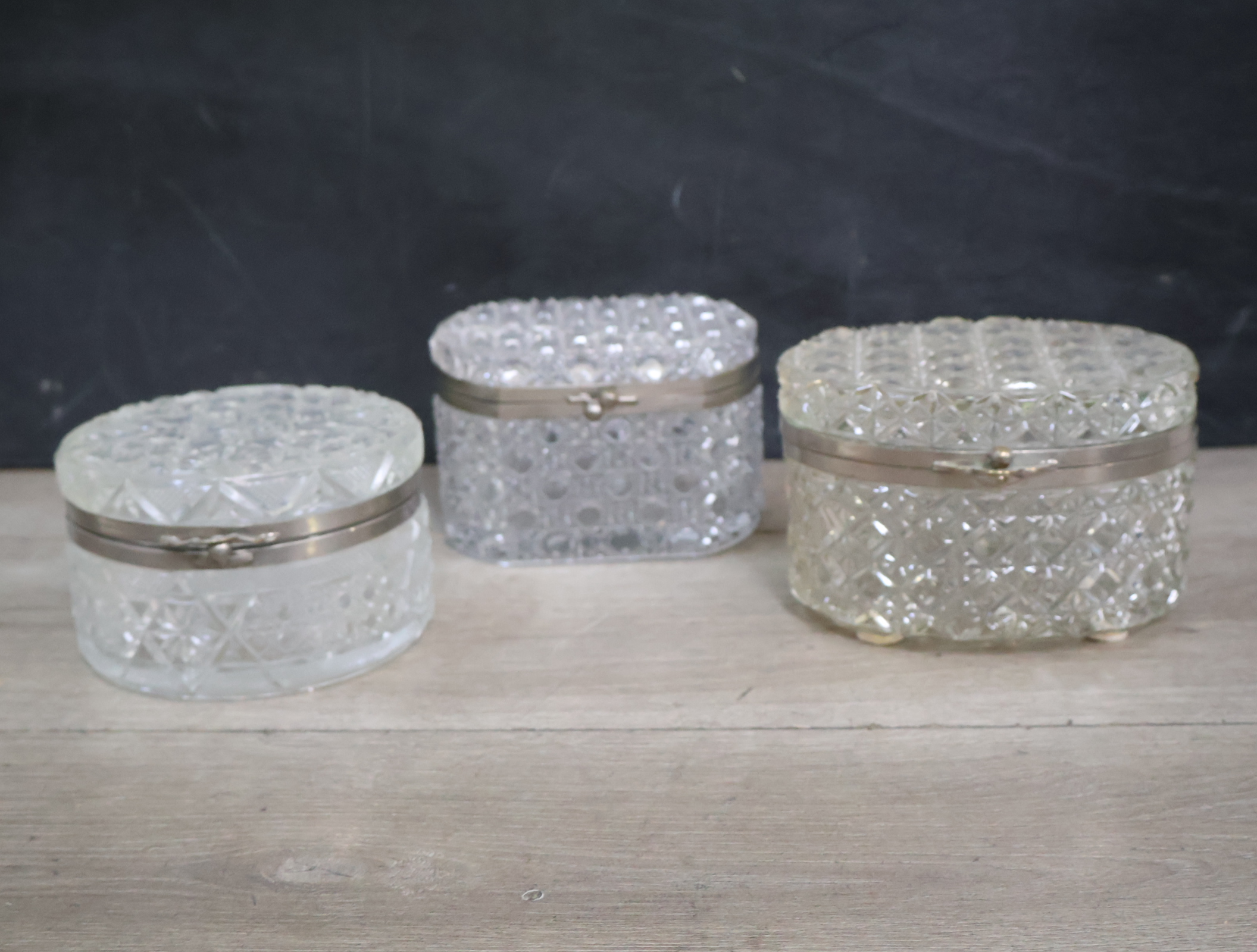 Set van drie Kristallen sierdoosjes met metalen sluiting – foto 5 – kavel bij GSD Auctions, Zoeterwoude