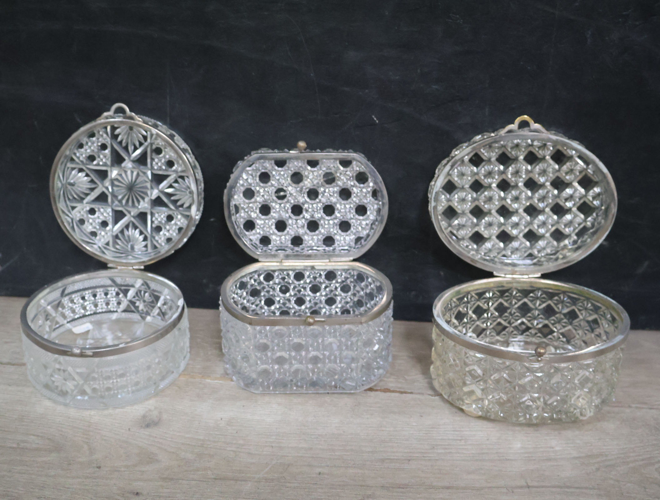 Set van drie Kristallen sierdoosjes met metalen sluiting – foto 6 – kavel bij GSD Auctions, Zoeterwoude