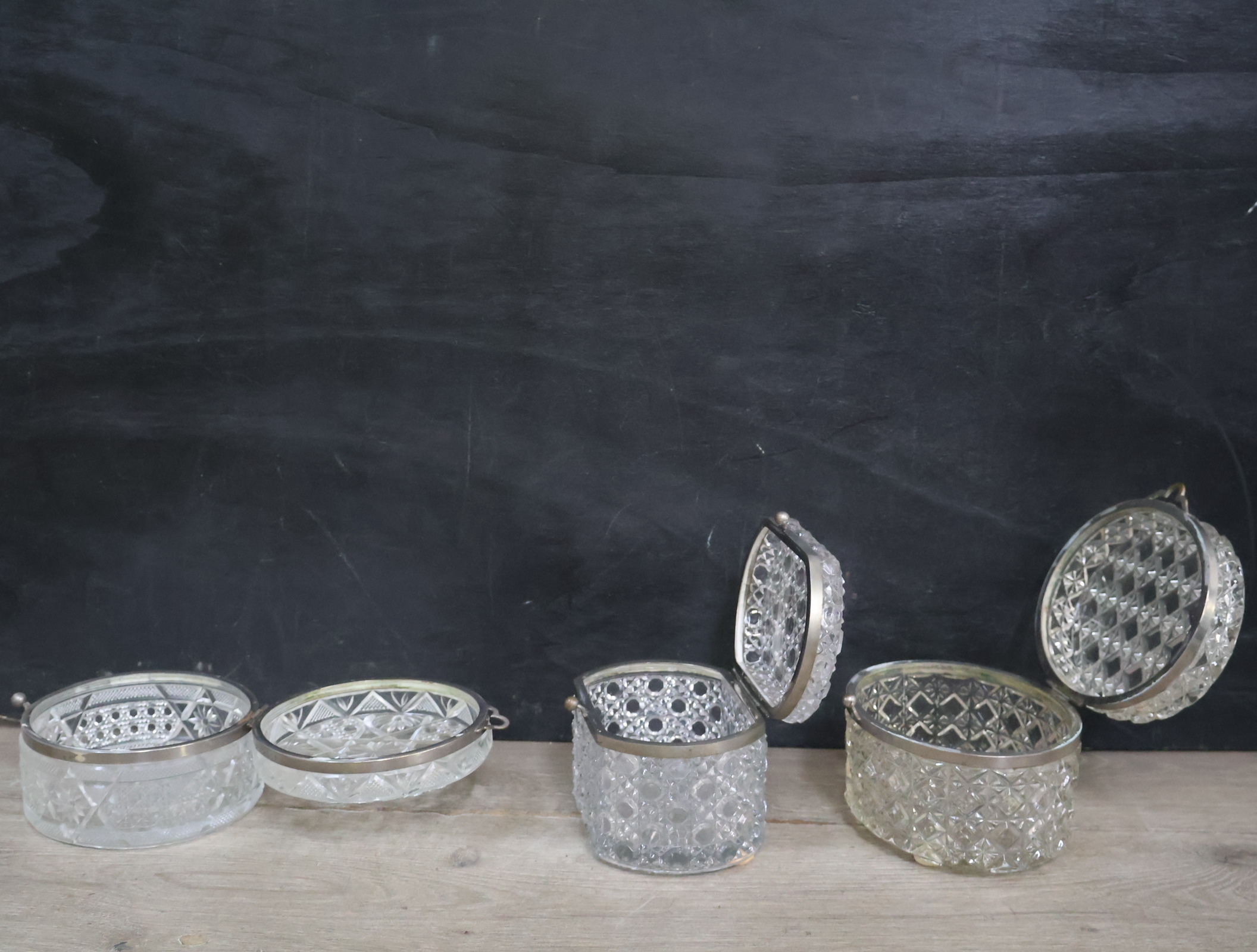 Set van drie Kristallen sierdoosjes met metalen sluiting – foto 7 – kavel bij GSD Auctions, Zoeterwoude