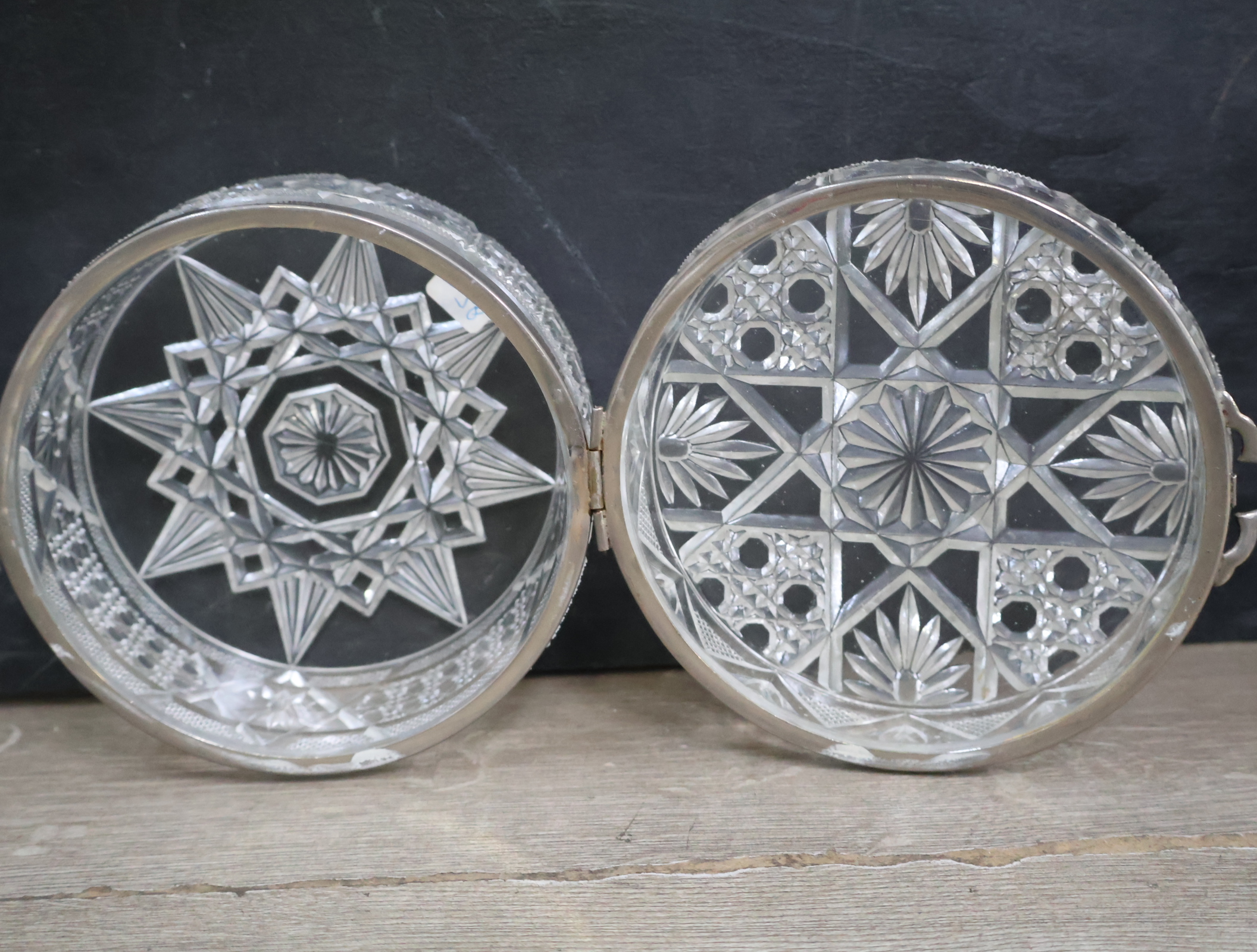 Set van drie Kristallen sierdoosjes met metalen sluiting – foto 8 – kavel bij GSD Auctions, Zoeterwoude