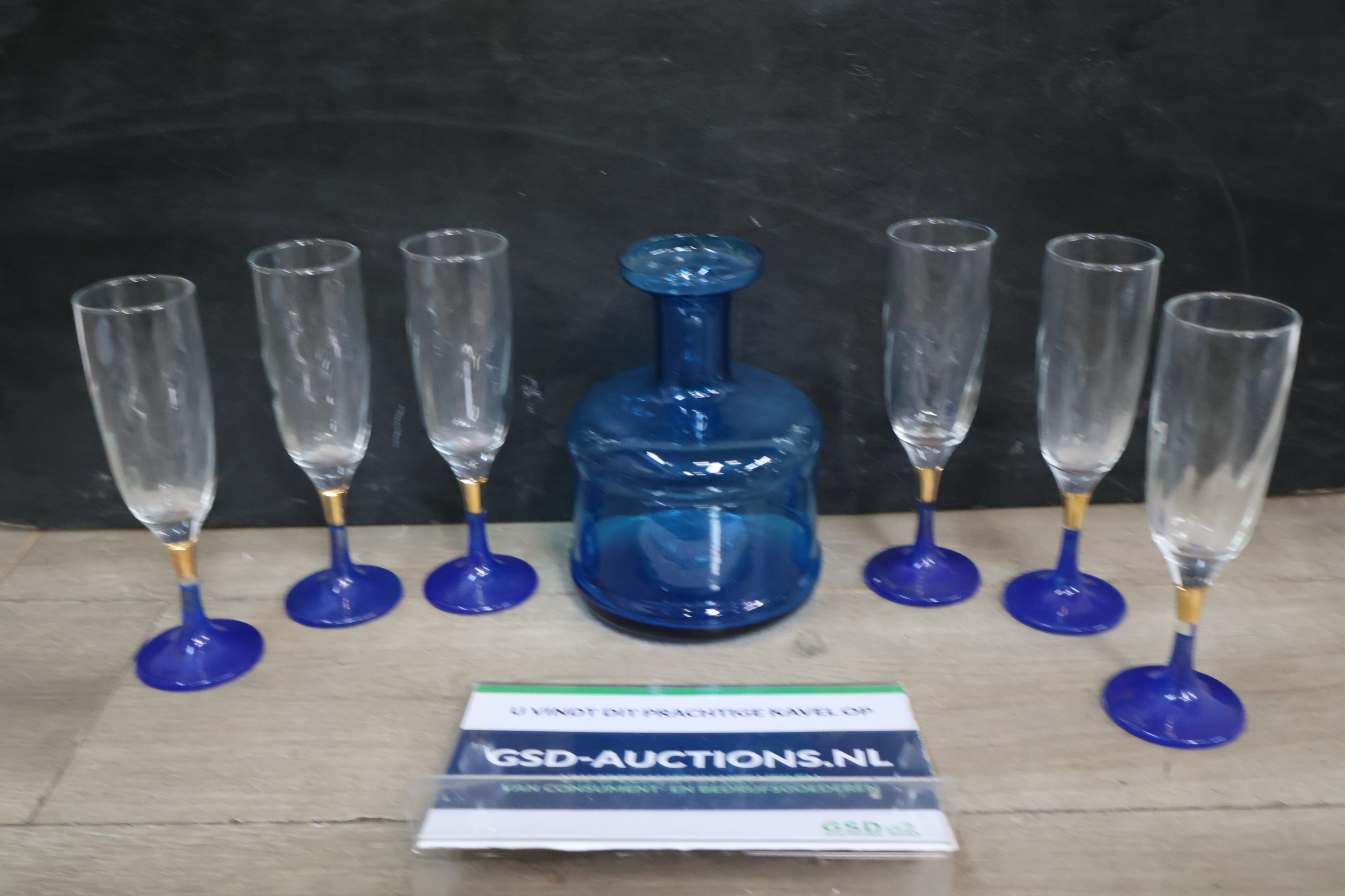 Set van zes blauwe wijnglazen met karaf – kavel bij GSD Auctions, Zoeterwoude