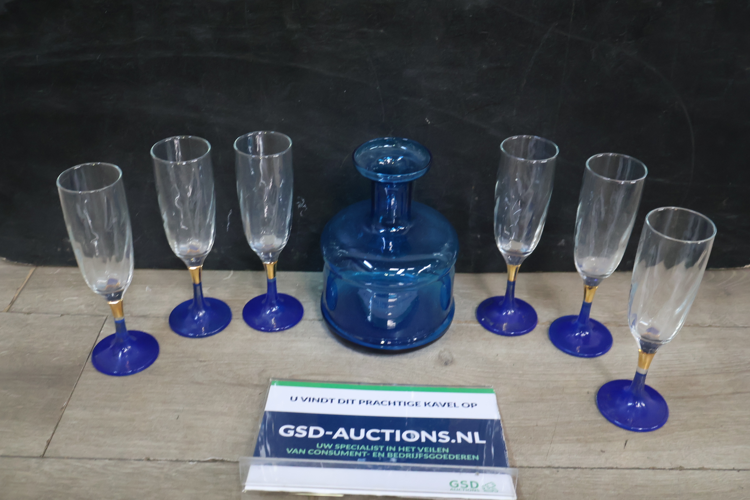 Set van zes blauwe wijnglazen met karaf – foto 2 – kavel bij GSD Auctions, Zoeterwoude