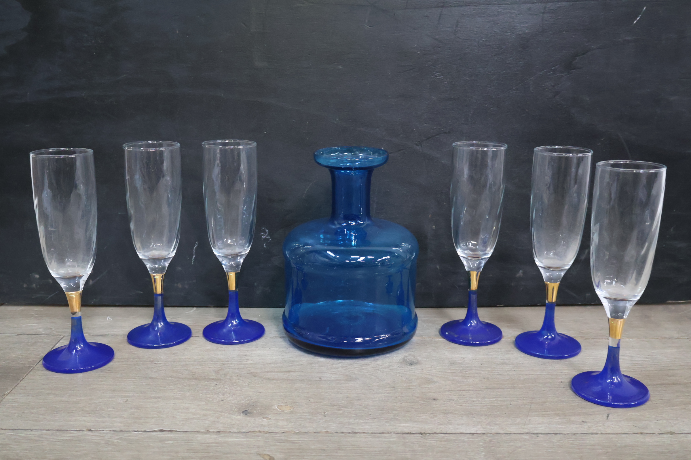 Set van zes blauwe wijnglazen met karaf – foto 3 – kavel bij GSD Auctions, Zoeterwoude