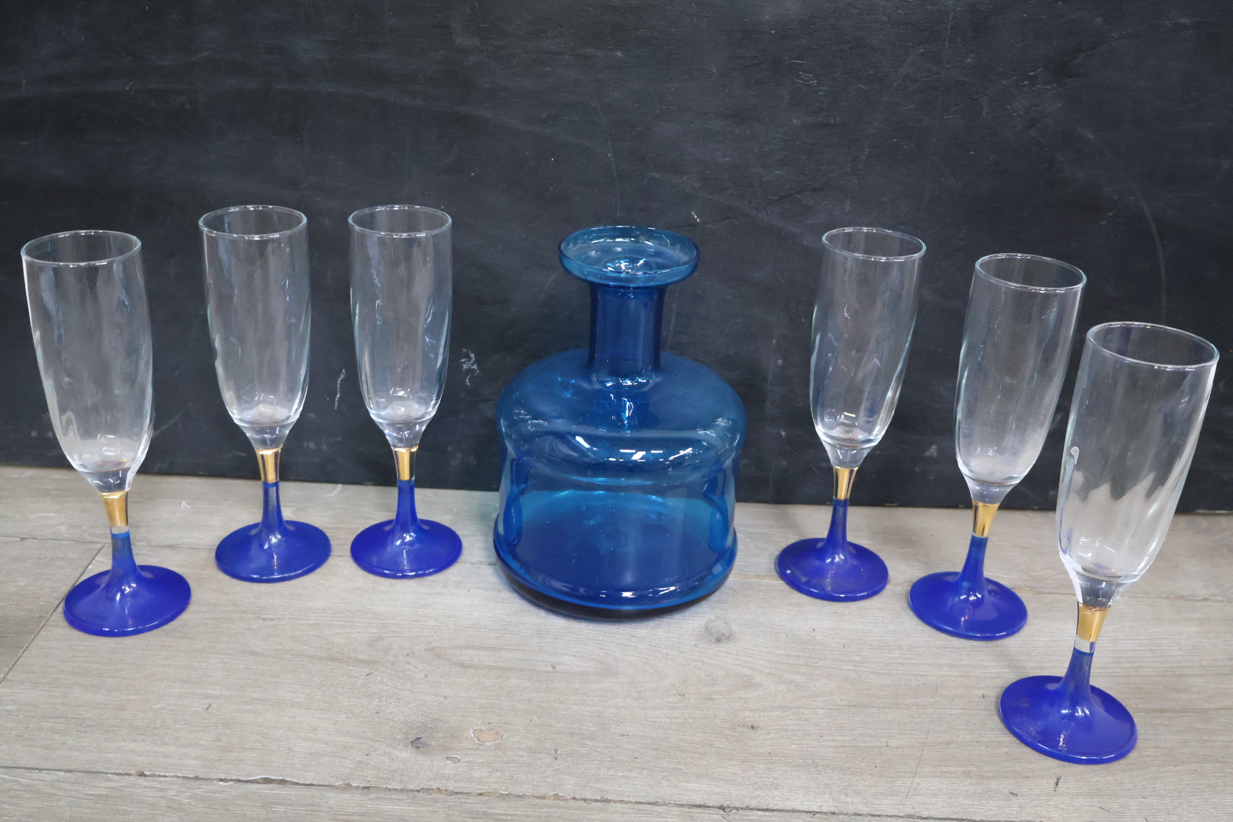 Set van zes blauwe wijnglazen met karaf – foto 4 – kavel bij GSD Auctions, Zoeterwoude