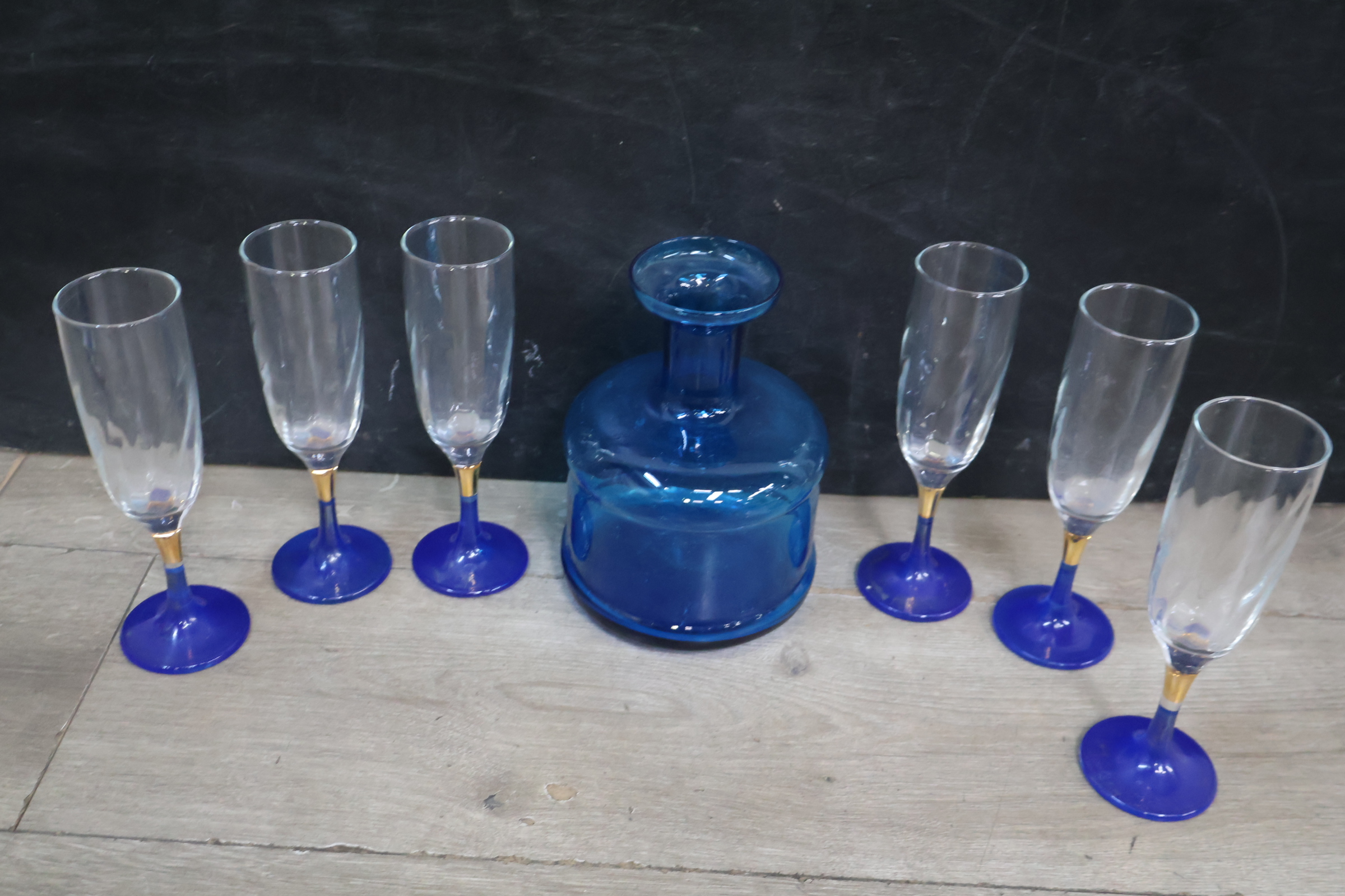 Set van zes blauwe wijnglazen met karaf – foto 5 – kavel bij GSD Auctions, Zoeterwoude