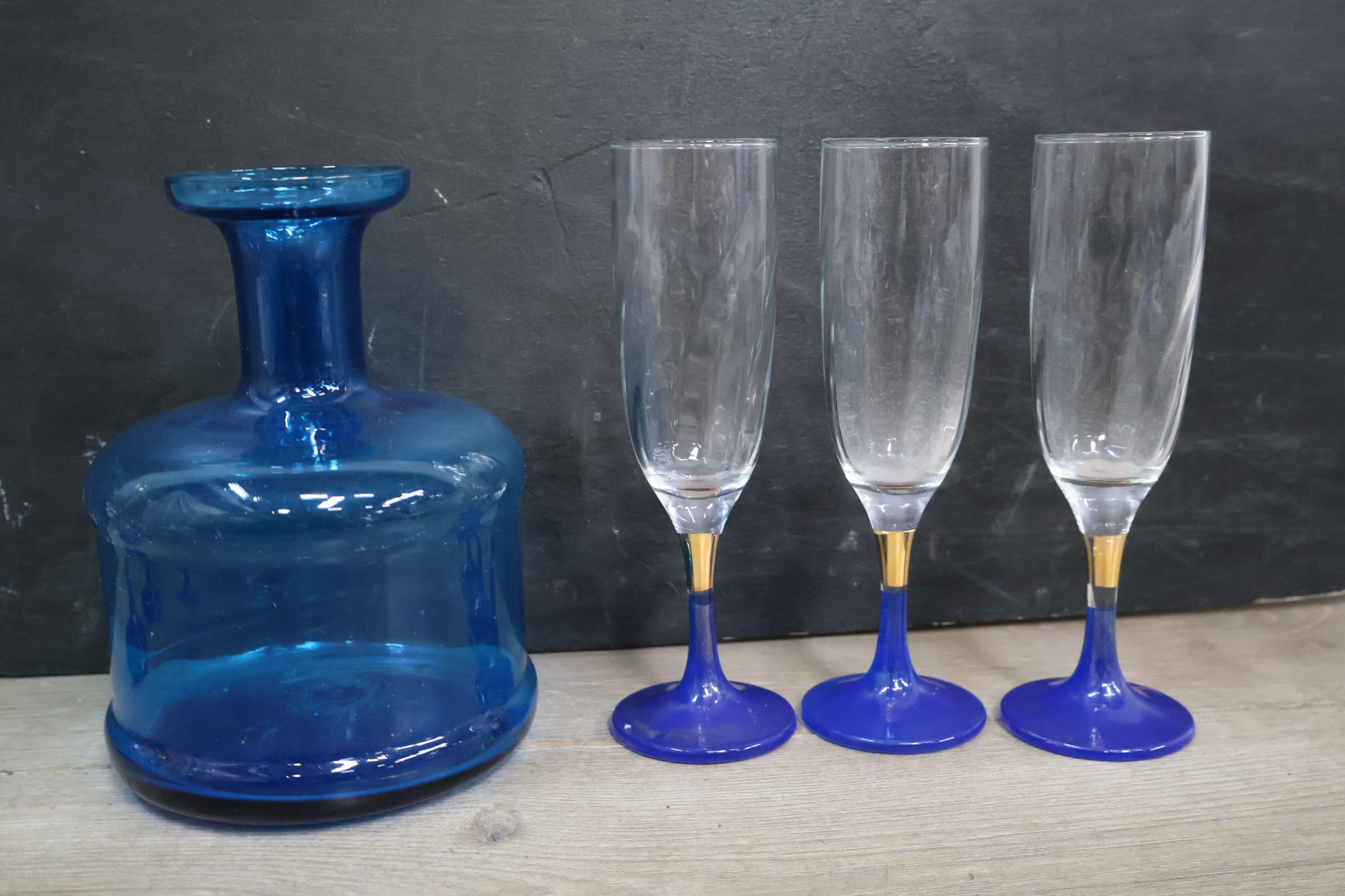Set van zes blauwe wijnglazen met karaf – foto 6 – kavel bij GSD Auctions, Zoeterwoude