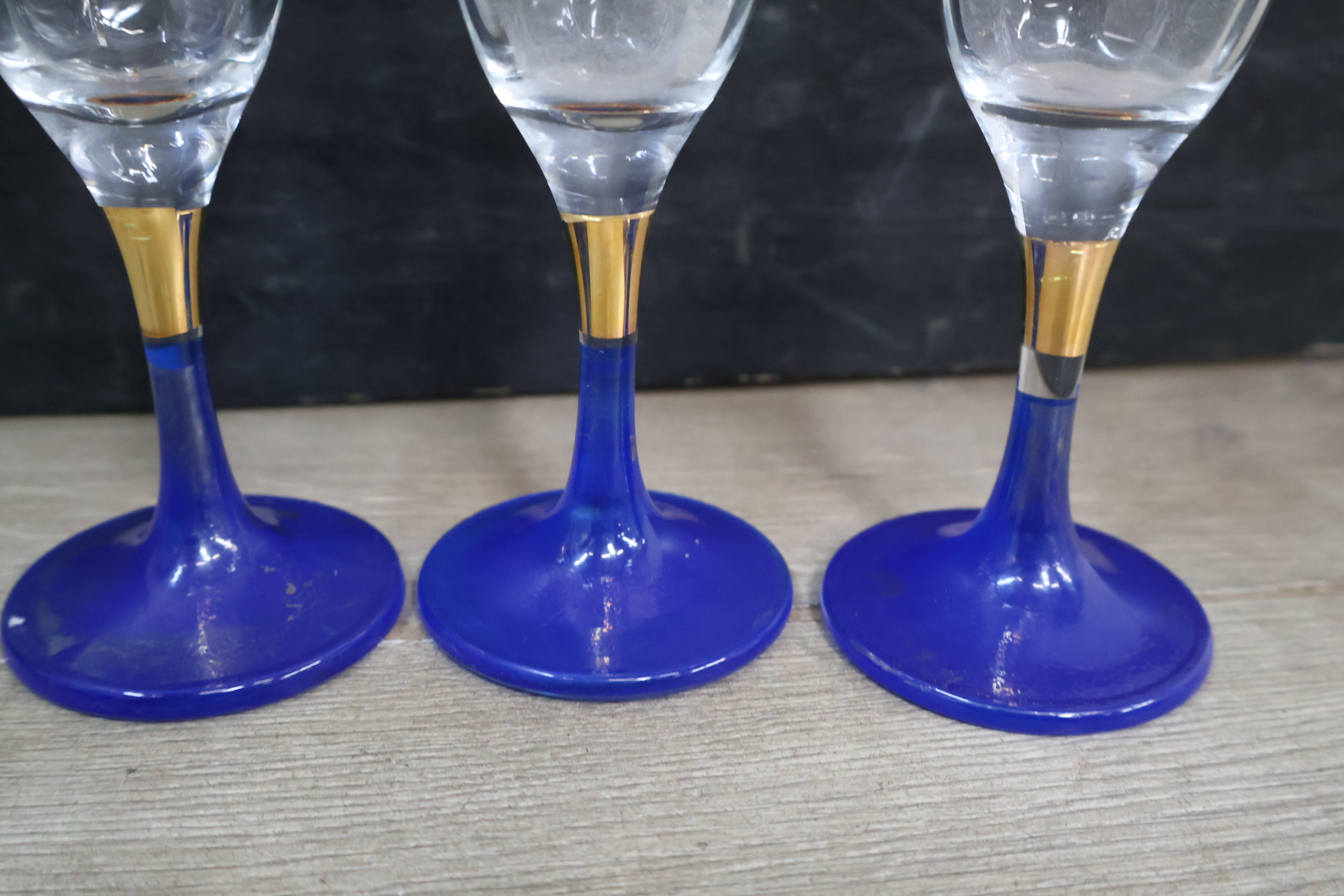 Set van zes blauwe wijnglazen met karaf – foto 7 – kavel bij GSD Auctions, Zoeterwoude