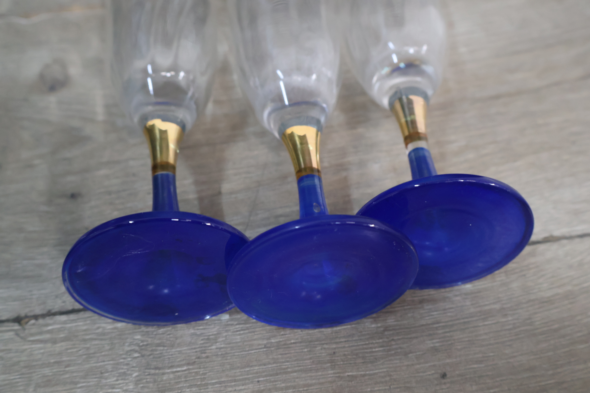 Set van zes blauwe wijnglazen met karaf – foto 8 – kavel bij GSD Auctions, Zoeterwoude