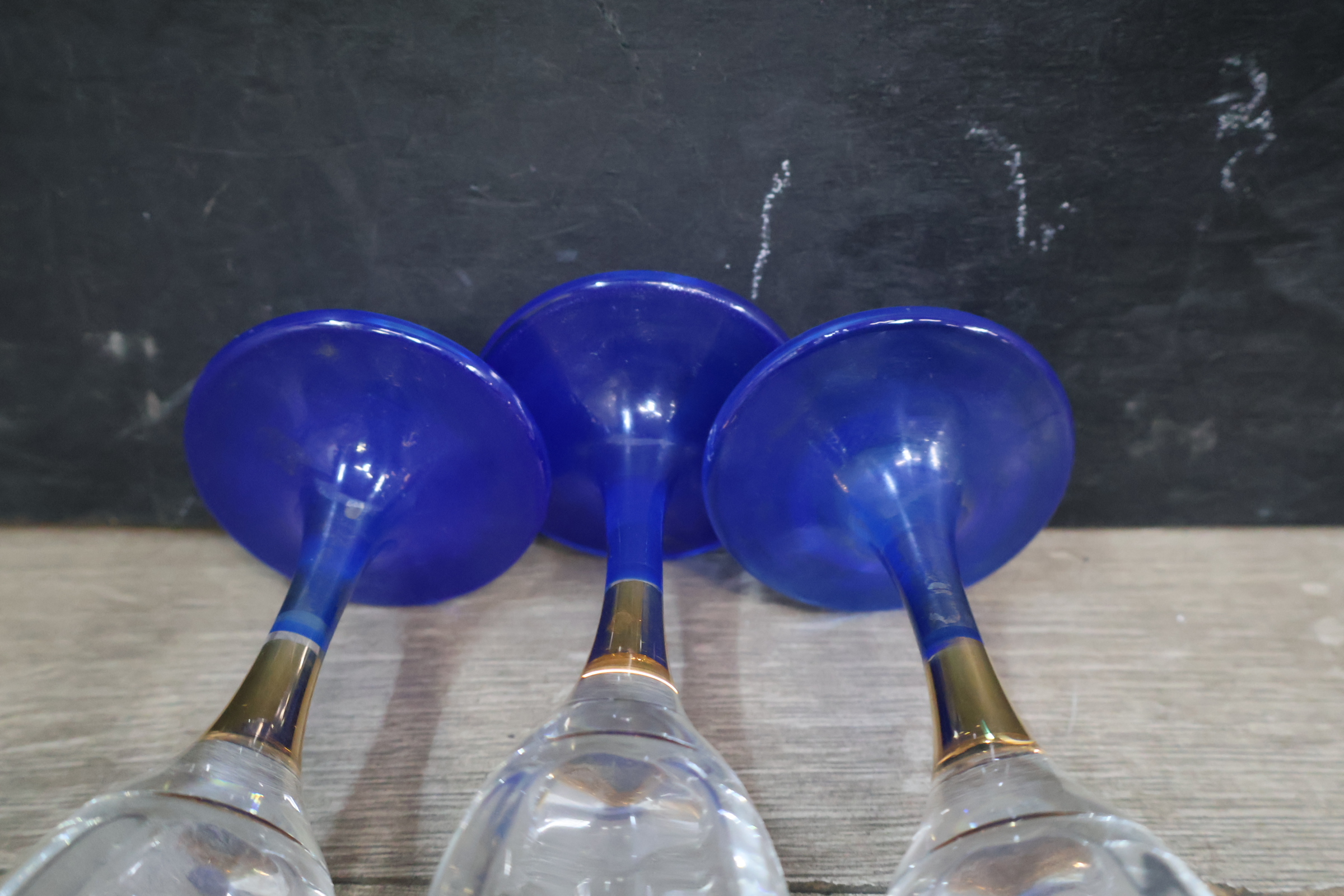 Set van zes blauwe wijnglazen met karaf – foto 10 – kavel bij GSD Auctions, Zoeterwoude