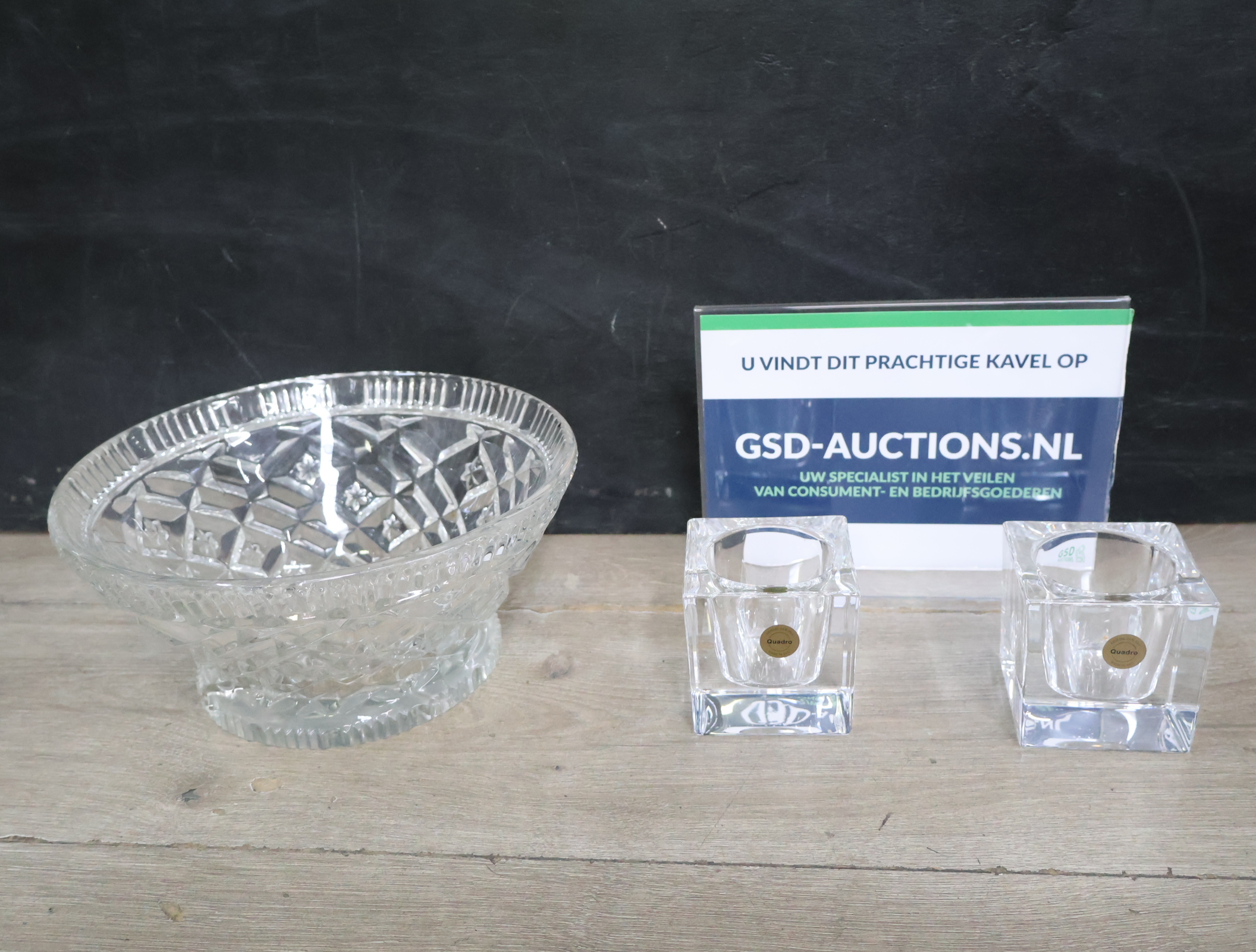 Glazen schaal en twee glazen kandelaren – kavel bij GSD Auctions, Zoeterwoude