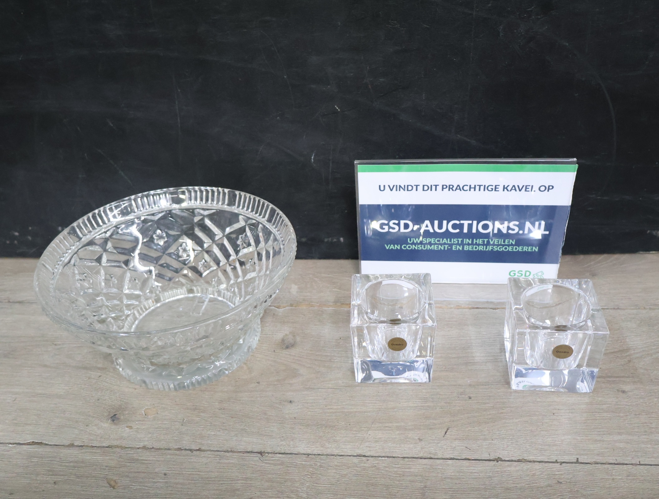 Glazen schaal en twee glazen kandelaren – foto 2 – kavel bij GSD Auctions, Zoeterwoude