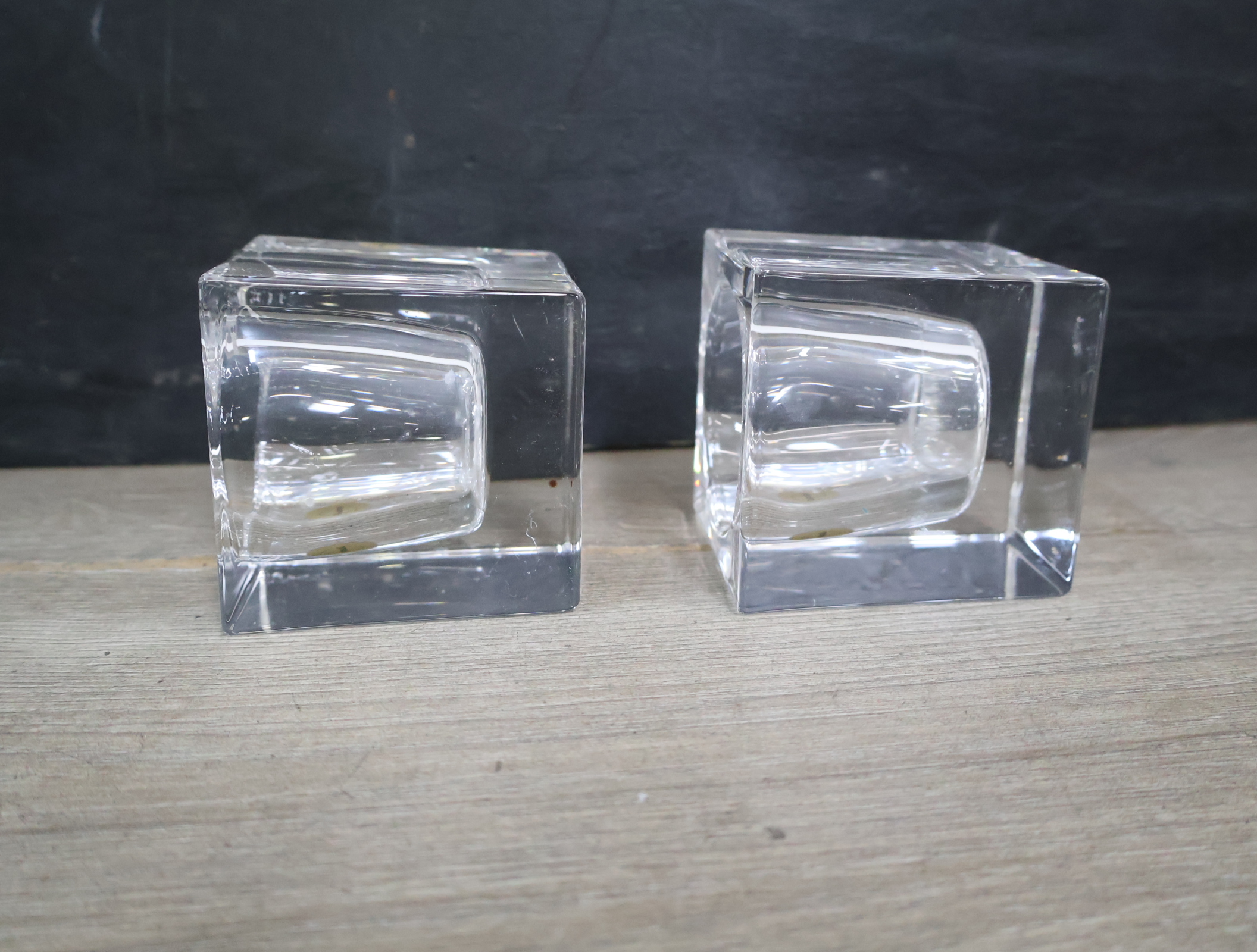 Glazen schaal en twee glazen kandelaren – foto 9 – kavel bij GSD Auctions, Zoeterwoude