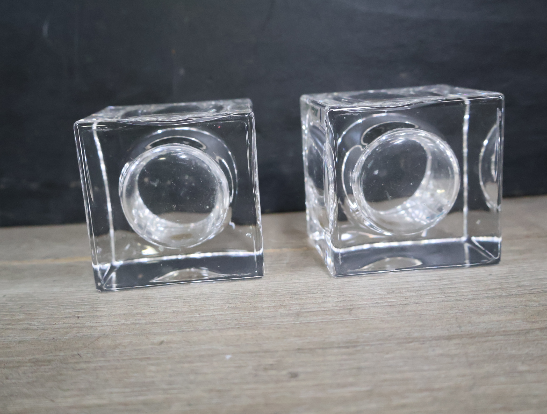 Glazen schaal en twee glazen kandelaren – foto 10 – kavel bij GSD Auctions, Zoeterwoude