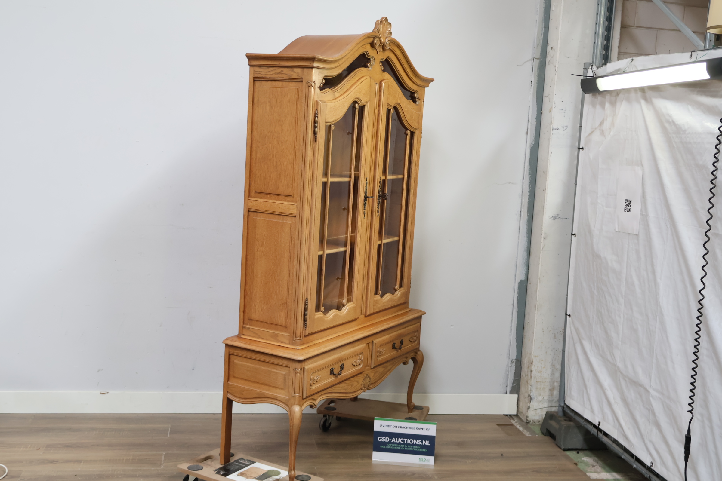 Vintage Queen Ann-Stijl vitrinekast – foto 2 – kavel bij GSD Auctions, Zoeterwoude