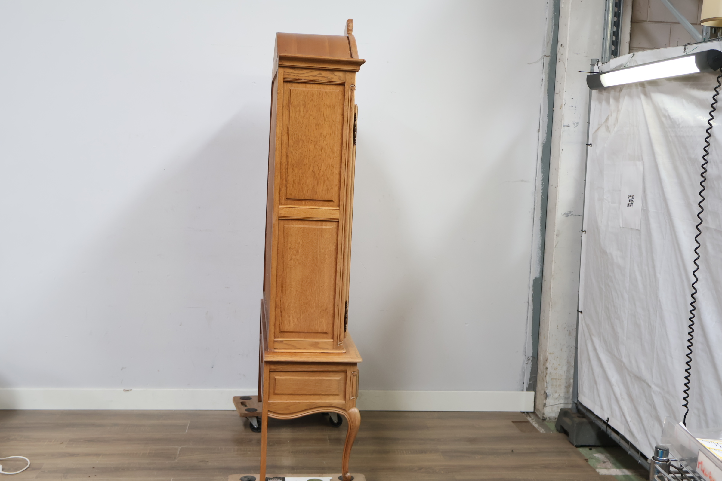 Vintage Queen Ann-Stijl vitrinekast – foto 3 – kavel bij GSD Auctions, Zoeterwoude