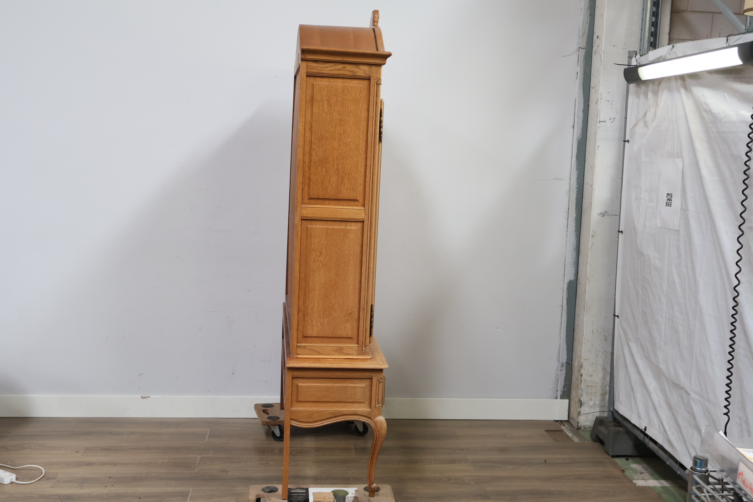 Vintage Queen Ann-Stijl vitrinekast – foto 4 – kavel bij GSD Auctions, Zoeterwoude