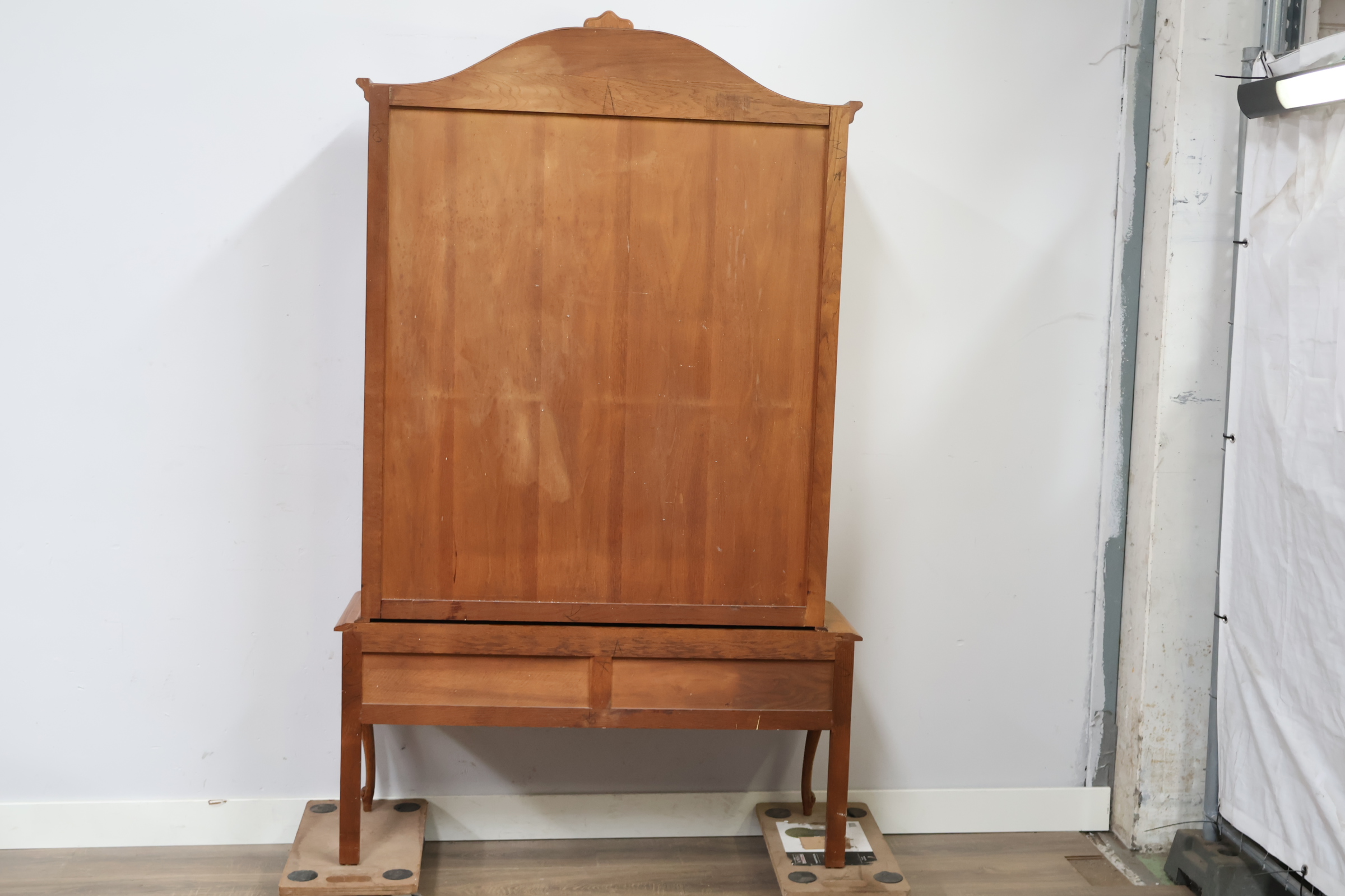Vintage Queen Ann-Stijl vitrinekast – foto 5 – kavel bij GSD Auctions, Zoeterwoude