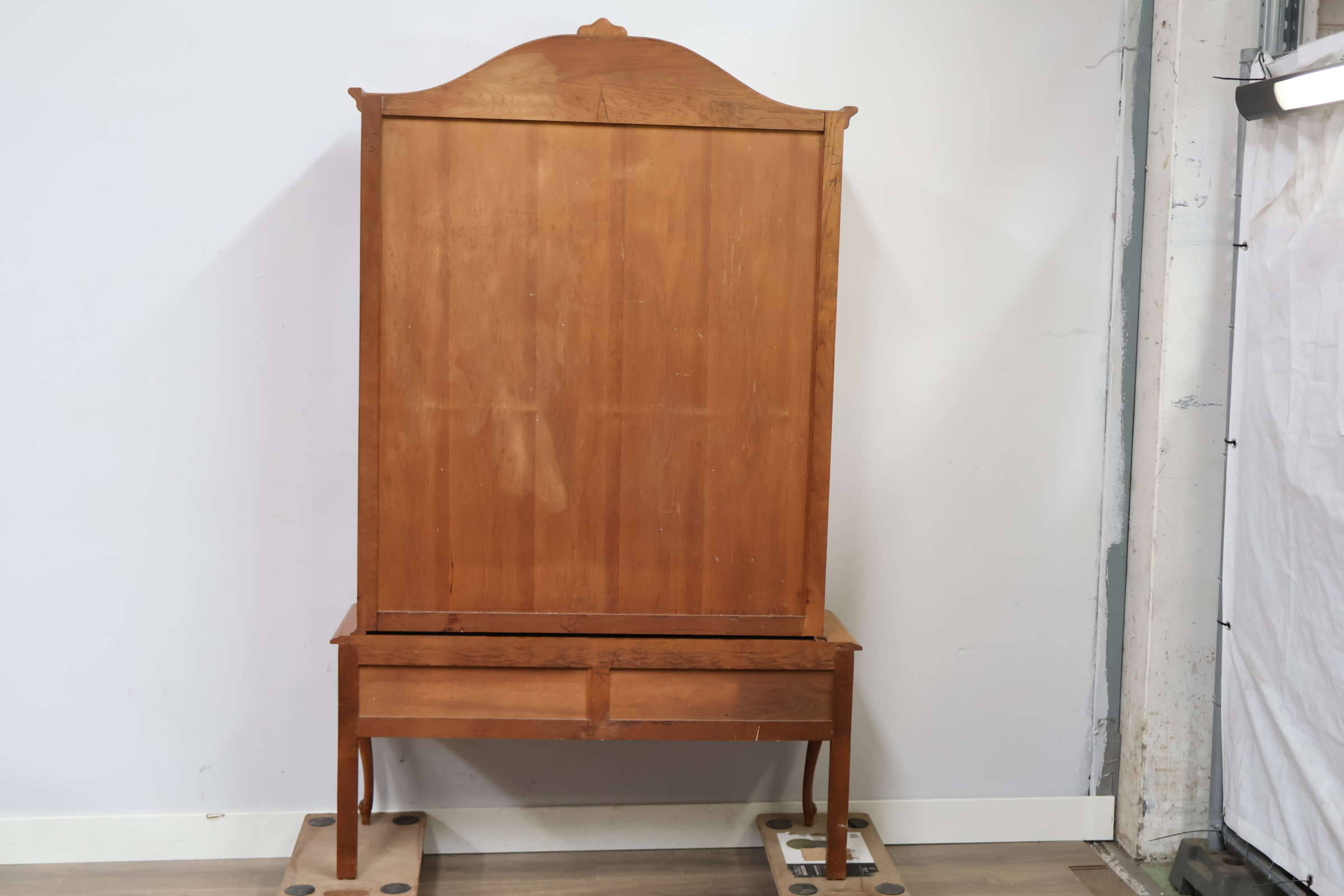 Vintage Queen Ann-Stijl vitrinekast – foto 6 – kavel bij GSD Auctions, Zoeterwoude