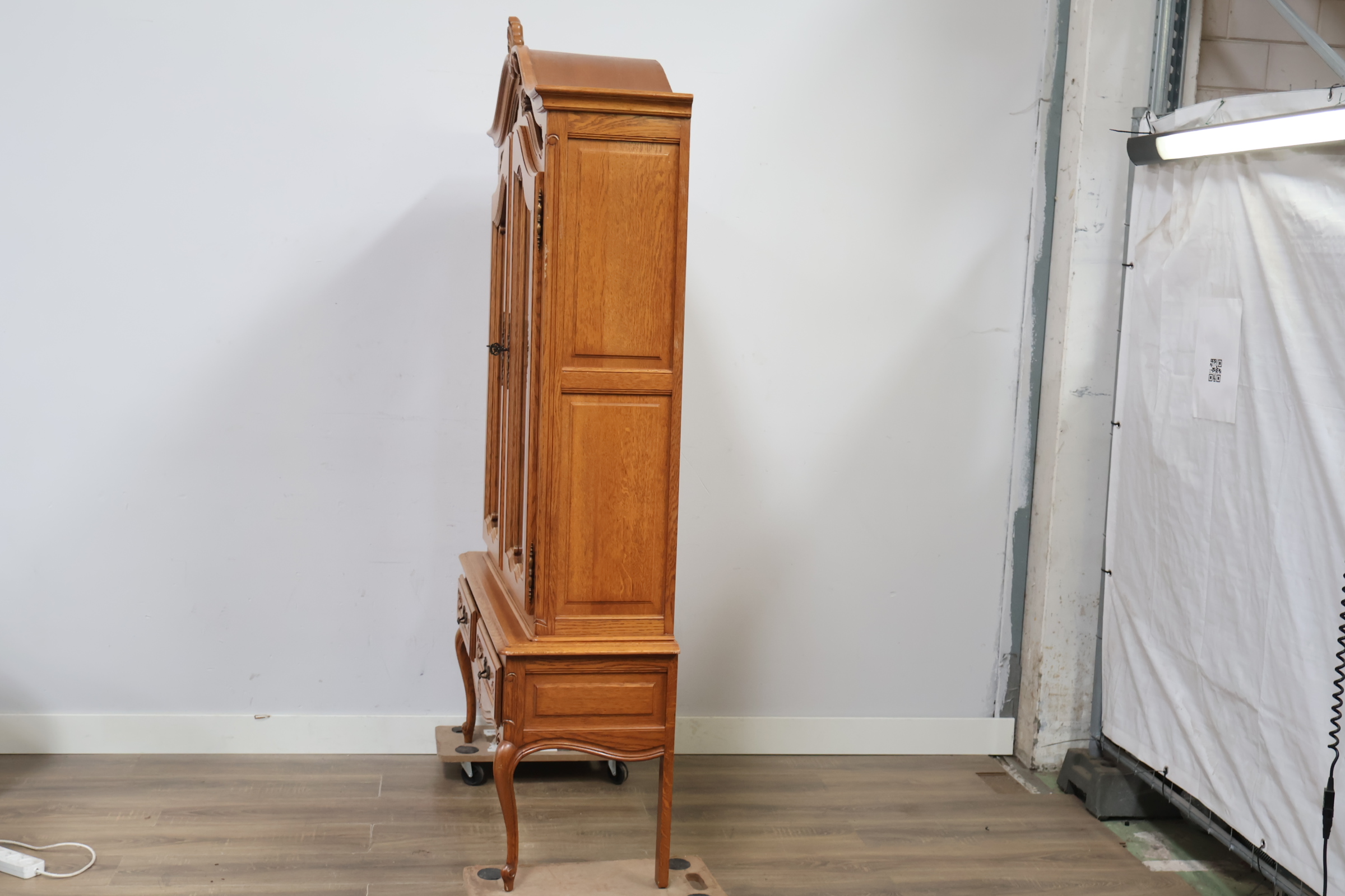 Vintage Queen Ann-Stijl vitrinekast – foto 7 – kavel bij GSD Auctions, Zoeterwoude