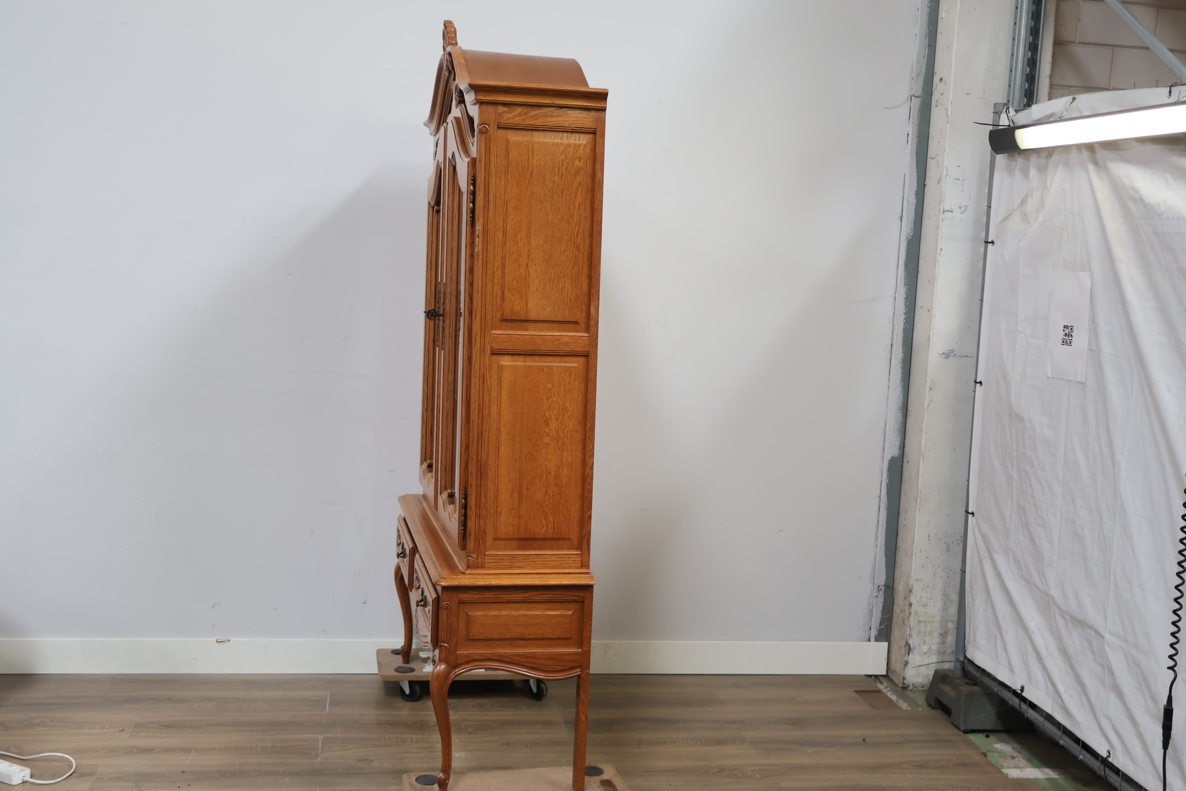 Vintage Queen Ann-Stijl vitrinekast – foto 8 – kavel bij GSD Auctions, Zoeterwoude