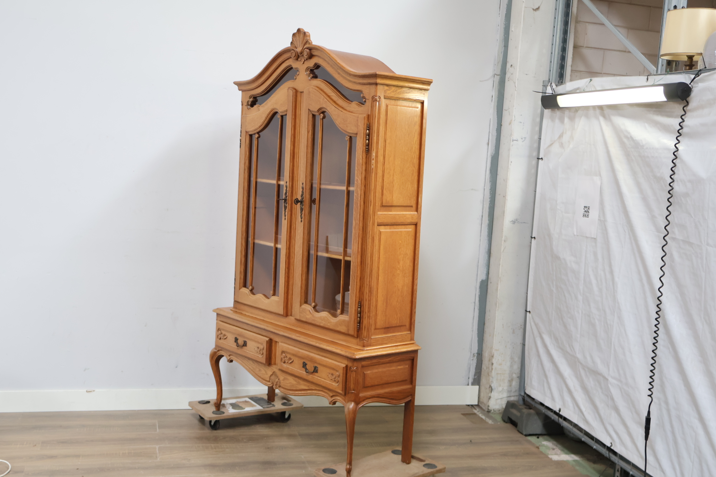 Vintage Queen Ann-Stijl vitrinekast – foto 9 – kavel bij GSD Auctions, Zoeterwoude