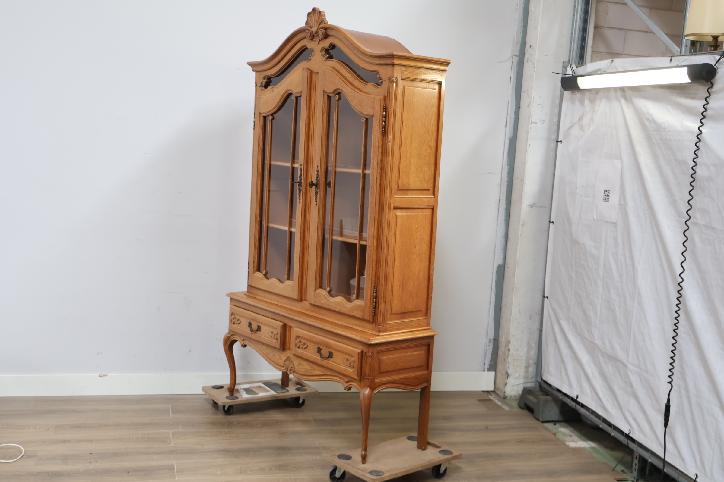 Vintage Queen Ann-Stijl vitrinekast – foto 10 – kavel bij GSD Auctions, Zoeterwoude