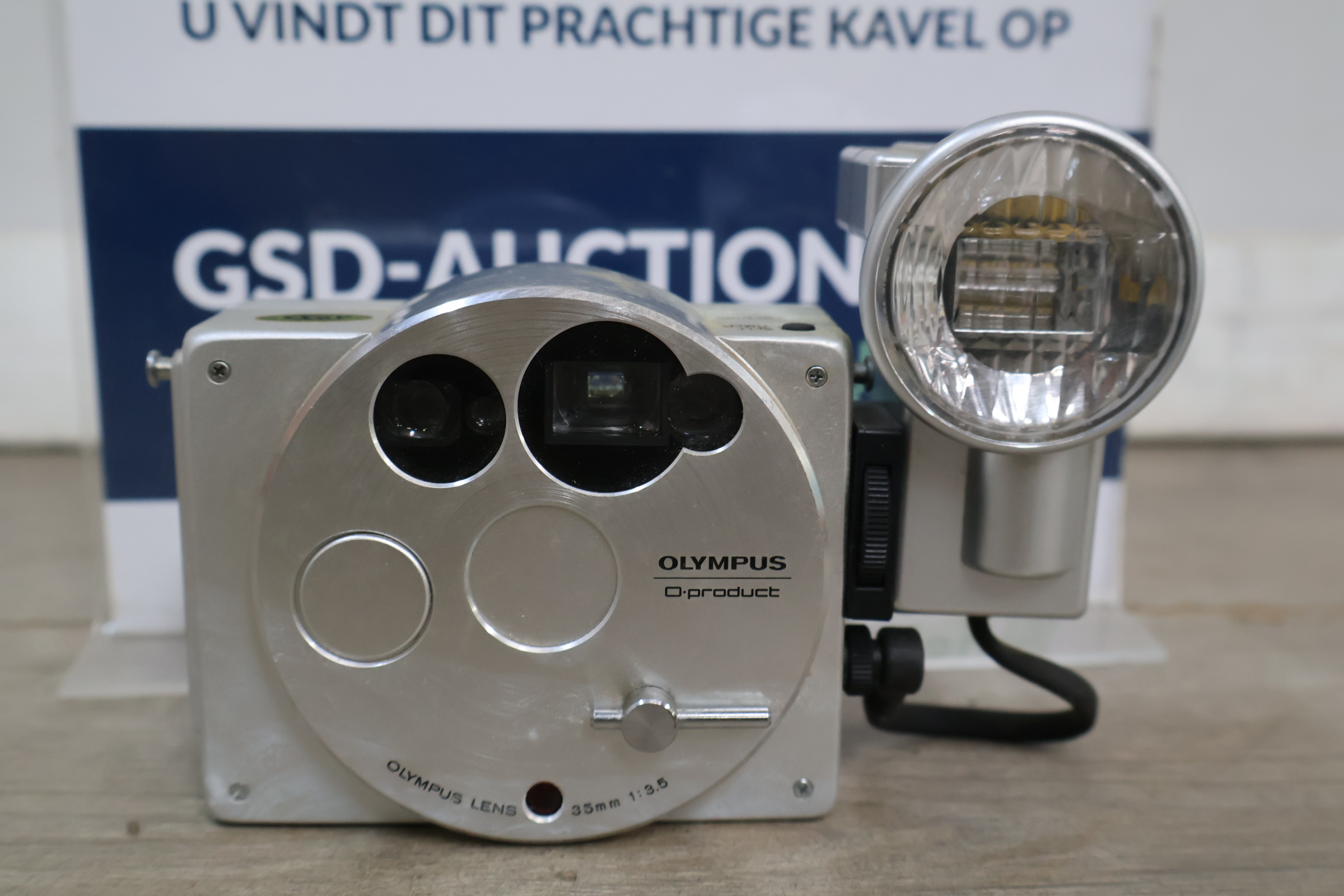 Olympus O-product vintage camera met flitser – kavel bij GSD Auctions, Zoeterwoude