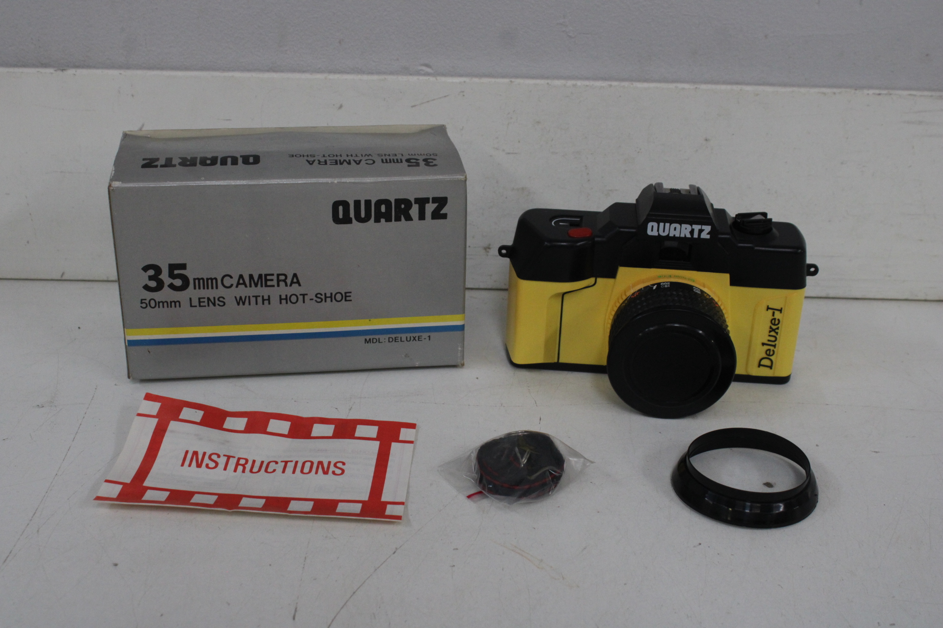 Quartz Deluxe-1 35mm camera met lens en accessoires – foto 3 – kavel bij GSD Auctions, Zoeterwoude