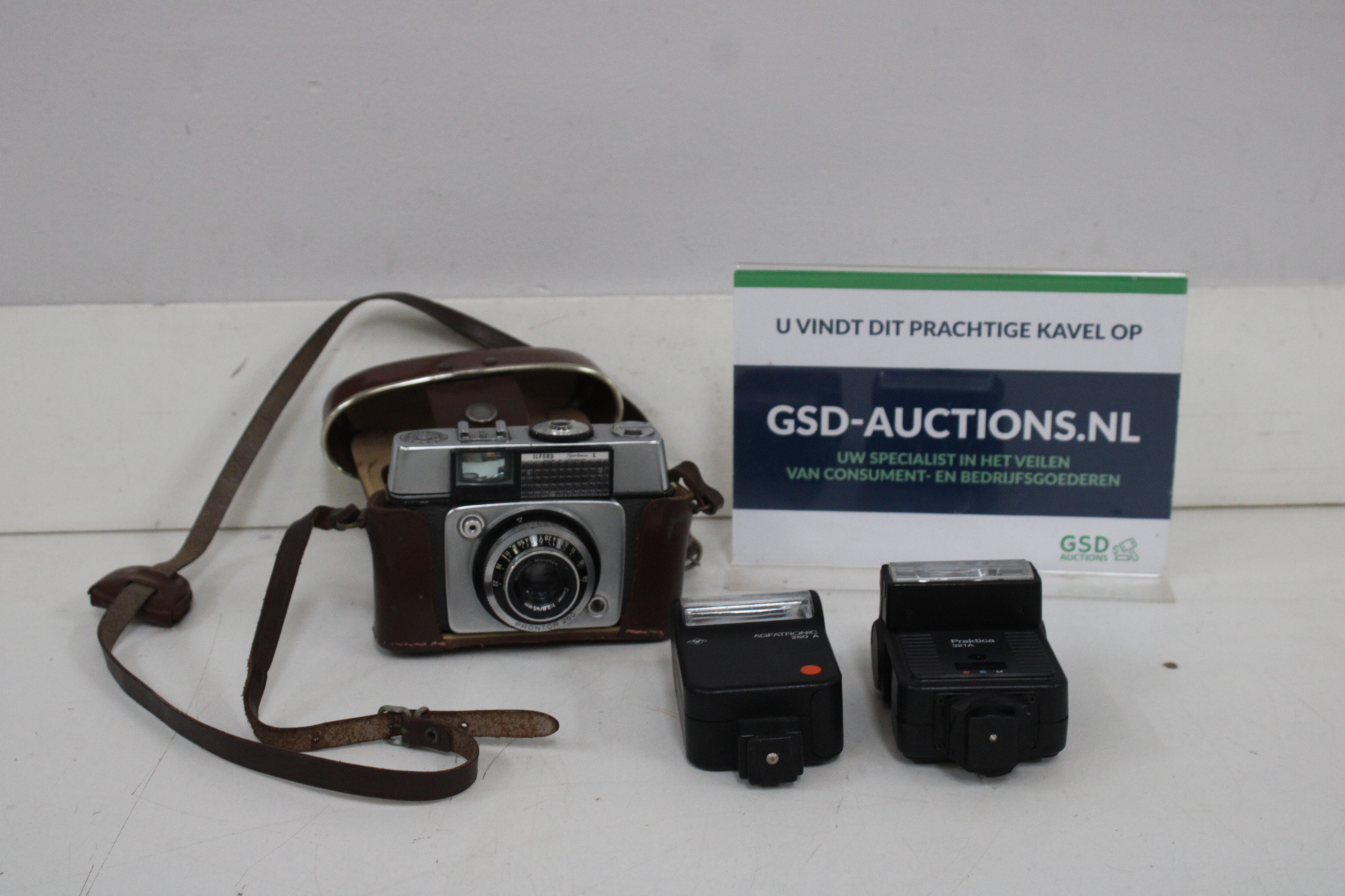 Agfa camera met leren hoes en twee flitsers – kavel bij GSD Auctions, Zoeterwoude