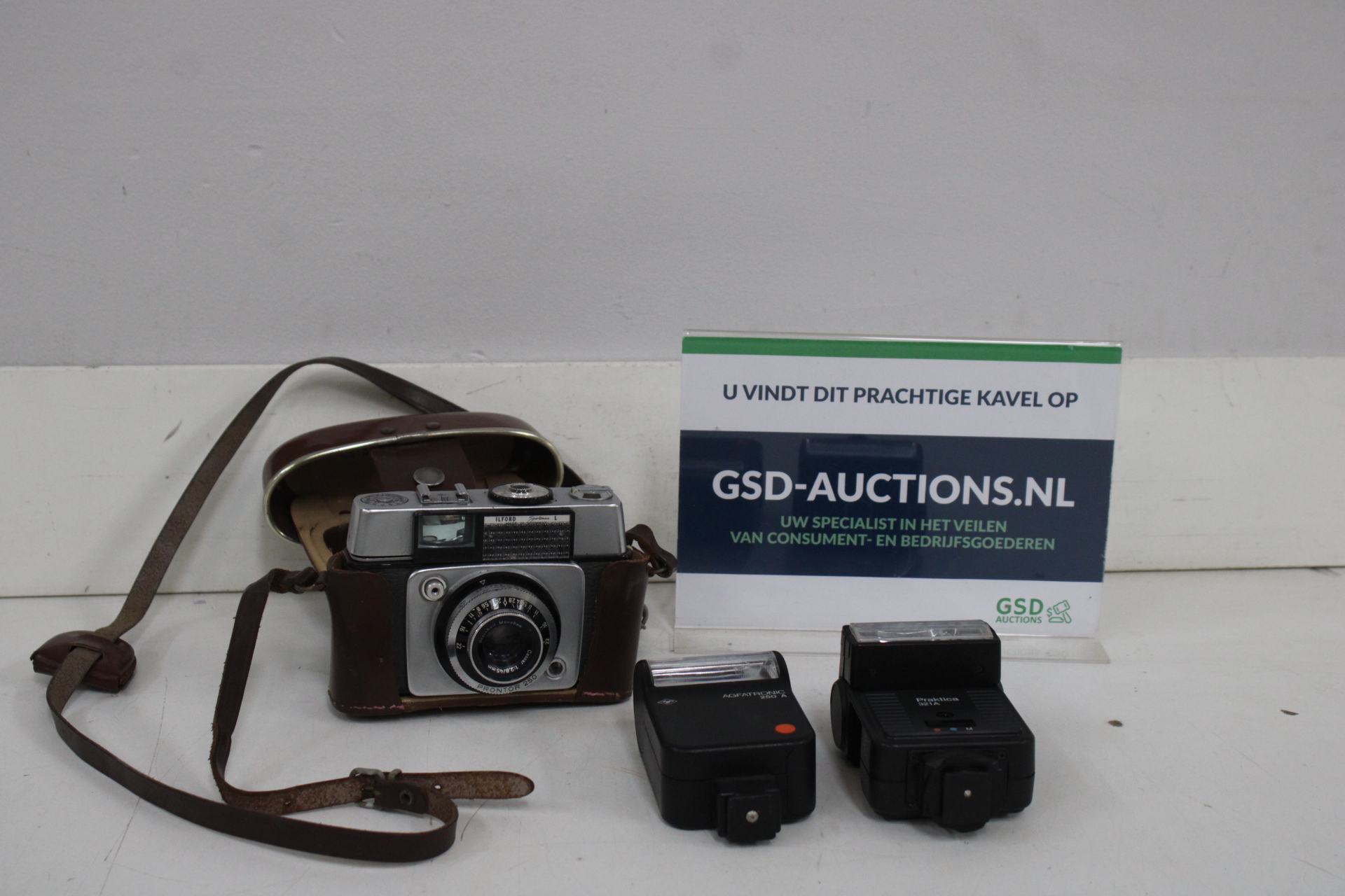 Agfa camera met leren hoes en twee flitsers – foto 2 – kavel bij GSD Auctions, Zoeterwoude