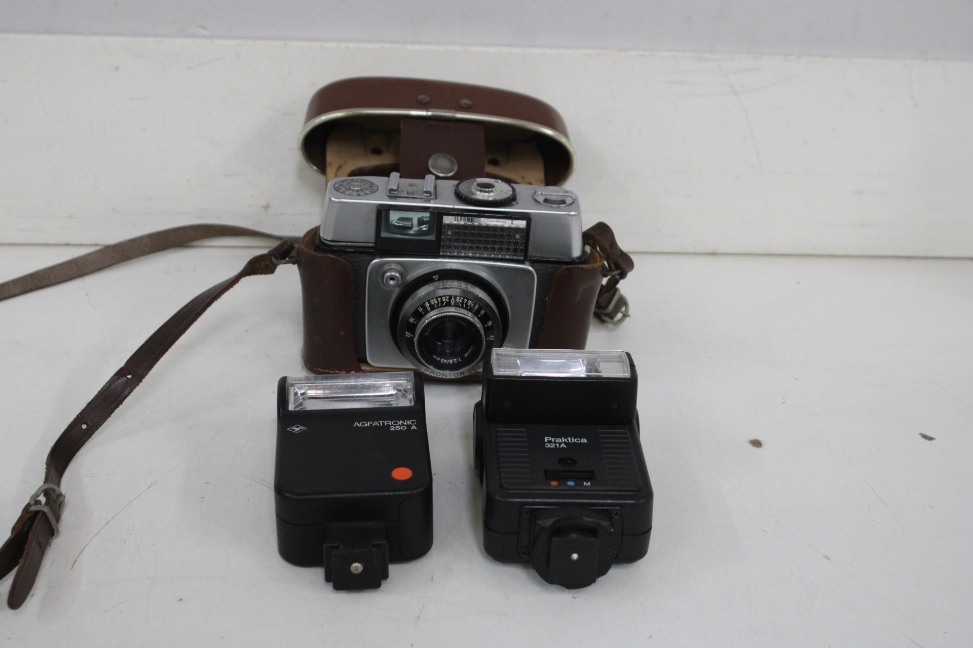 Agfa camera met leren hoes en twee flitsers – foto 3 – kavel bij GSD Auctions, Zoeterwoude