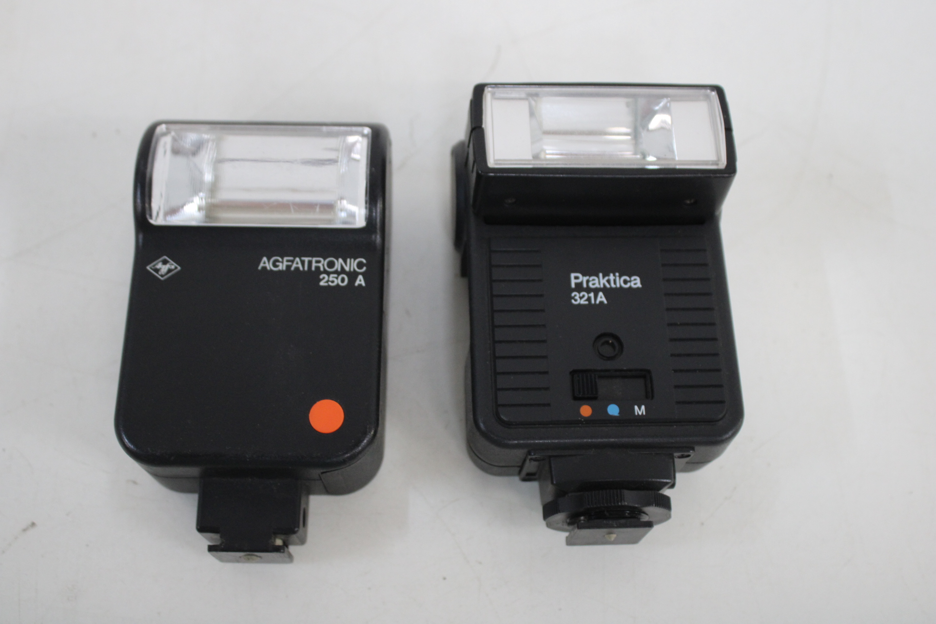 Agfa camera met leren hoes en twee flitsers – foto 4 – kavel bij GSD Auctions, Zoeterwoude