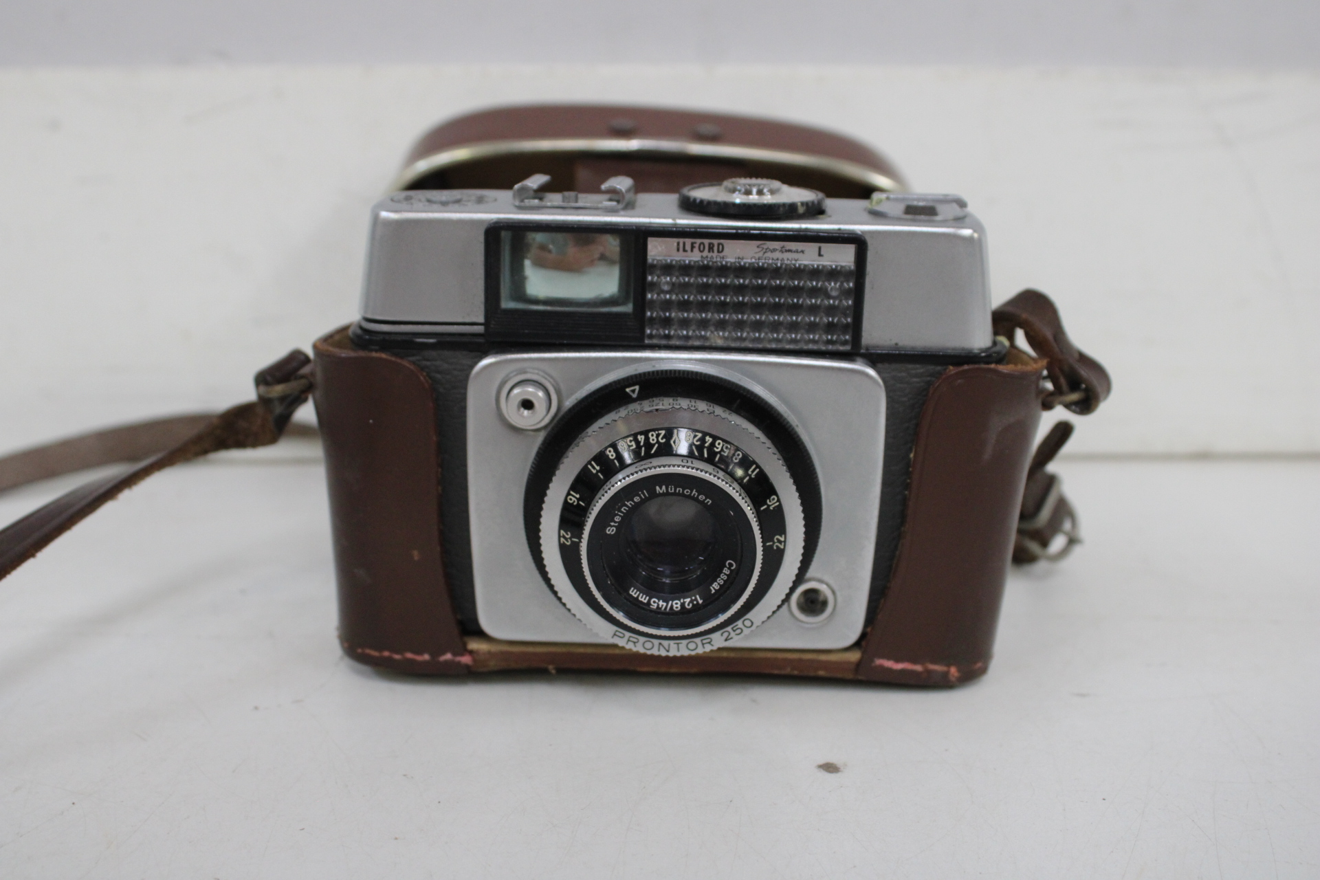 Agfa camera met leren hoes en twee flitsers – foto 6 – kavel bij GSD Auctions, Zoeterwoude