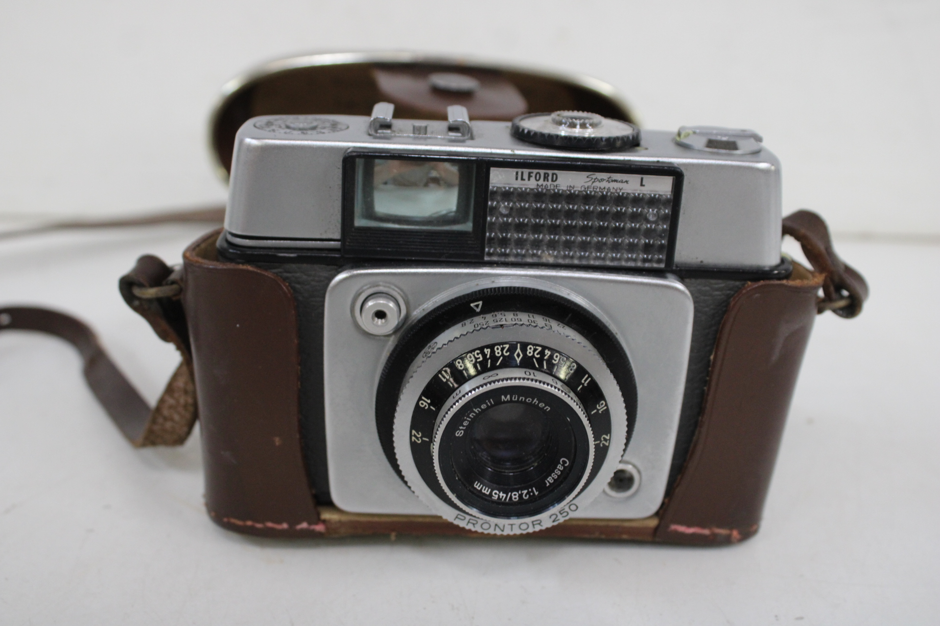 Agfa camera met leren hoes en twee flitsers – foto 7 – kavel bij GSD Auctions, Zoeterwoude