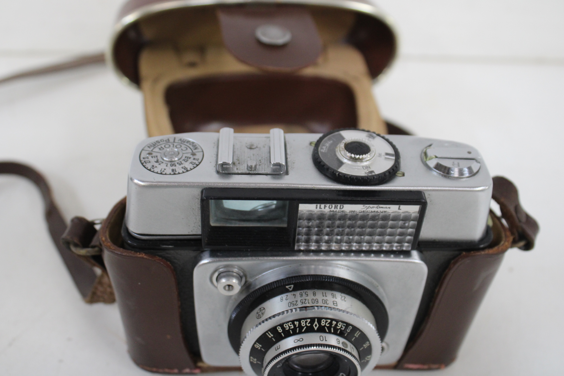 Agfa camera met leren hoes en twee flitsers – foto 9 – kavel bij GSD Auctions, Zoeterwoude