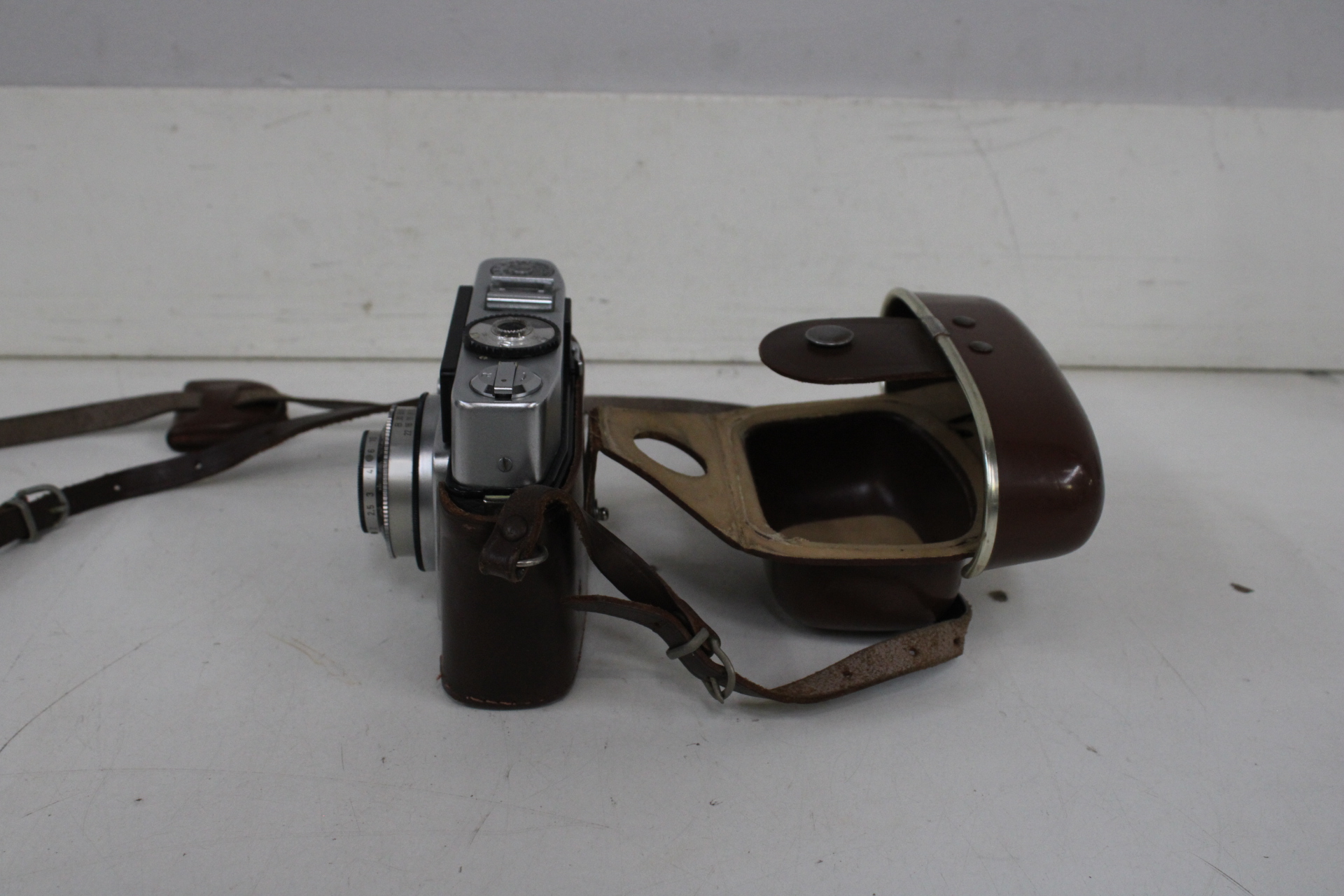 Agfa camera met leren hoes en twee flitsers – foto 10 – kavel bij GSD Auctions, Zoeterwoude