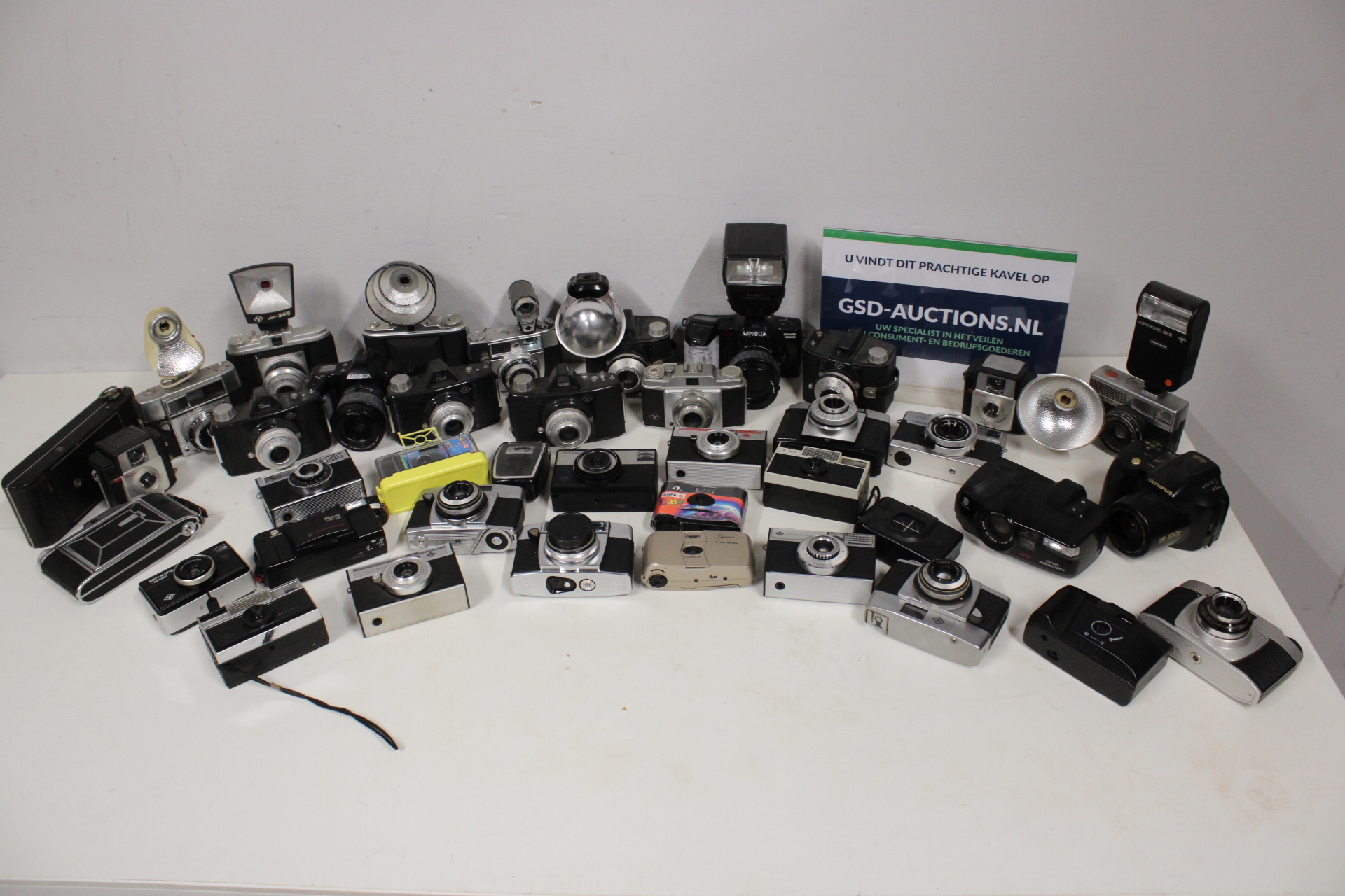 Grote Verzameling vintage camera's met flitsers – kavel bij GSD Auctions, Zoeterwoude