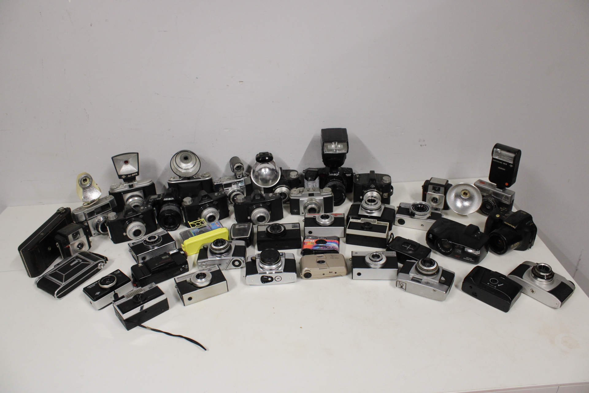 Grote Verzameling vintage camera's met flitsers – foto 2 – kavel bij GSD Auctions, Zoeterwoude