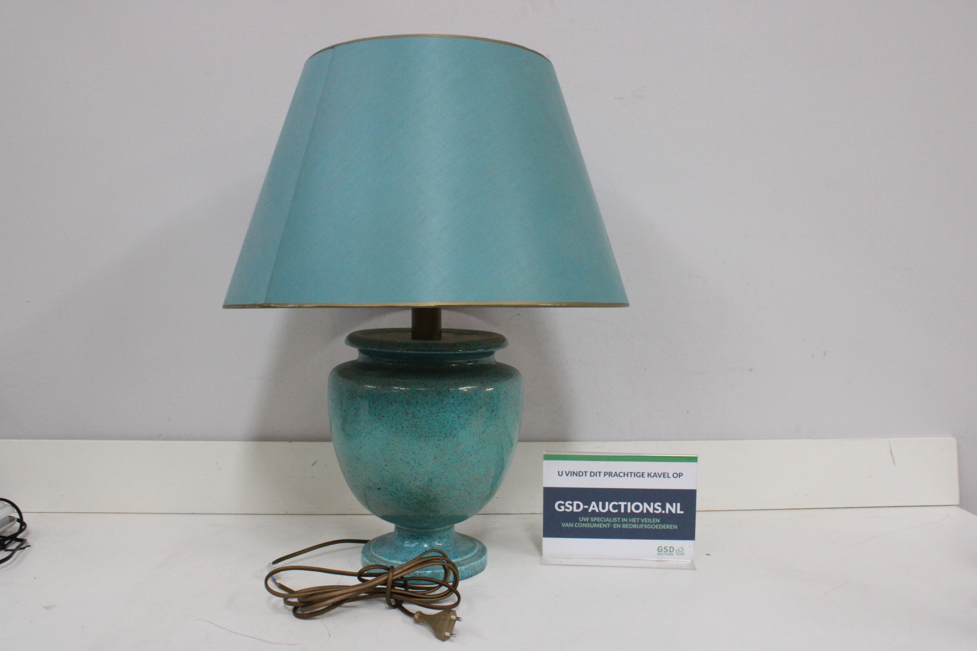 Blauwe keramische tafellamp – kavel bij GSD Auctions, Zoeterwoude